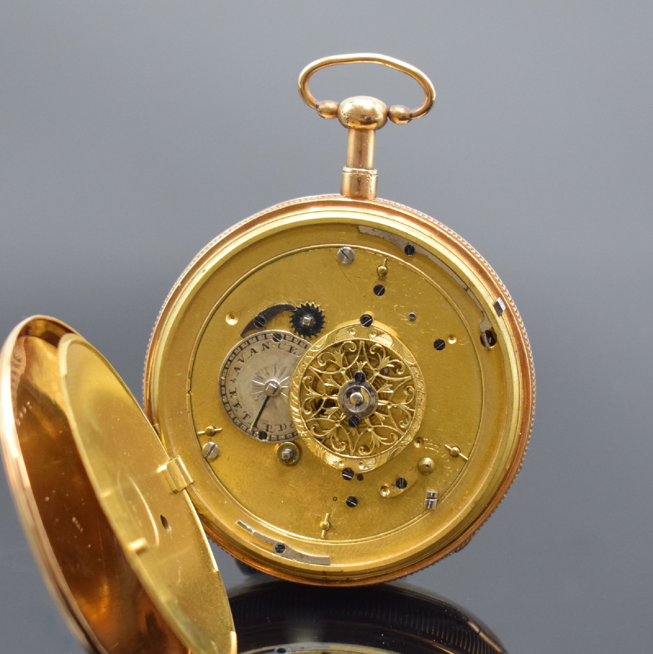 Detail e: Spindeltaschenuhr mit 1/4 Stunden-Repetition und Jaquemarts in RG 750/000, Schweiz um 1820, glattes Geh. m. gerippten Rand, verg. Cuvette, ...
