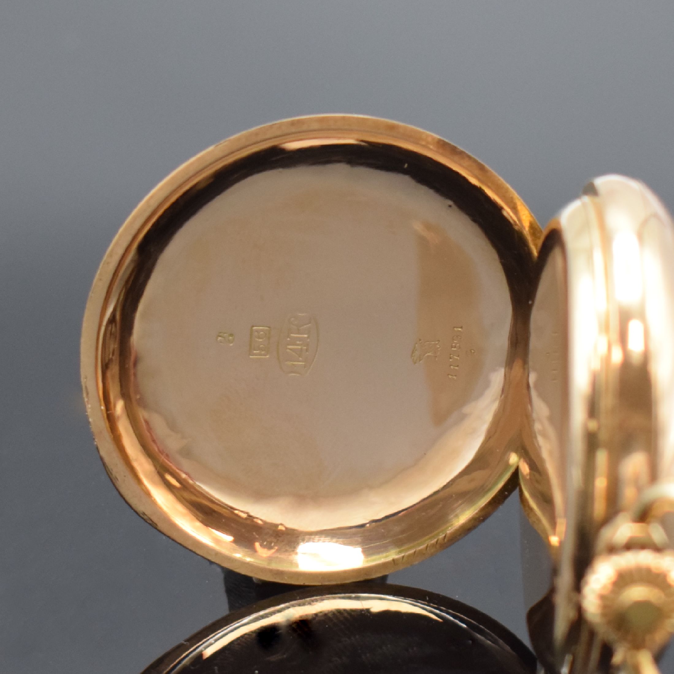 Detail d: Herrensavonette mit russischem Adler in Roségold 585/000, Schweiz für Russland um 1900, guill. 3-Deckel Goldgeh. dell., Cuv. m. Widmungsgravur, ...