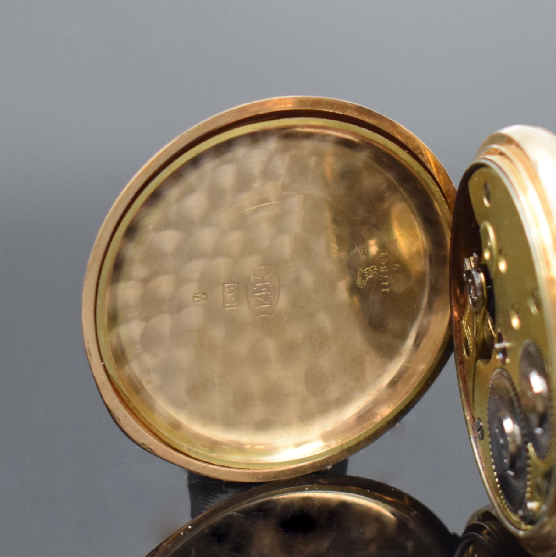 Detail f: Herrensavonette mit russischem Adler in Roségold 585/000, Schweiz für Russland um 1900, guill. 3-Deckel Goldgeh. dell., Cuv. m. Widmungsgravur, ...