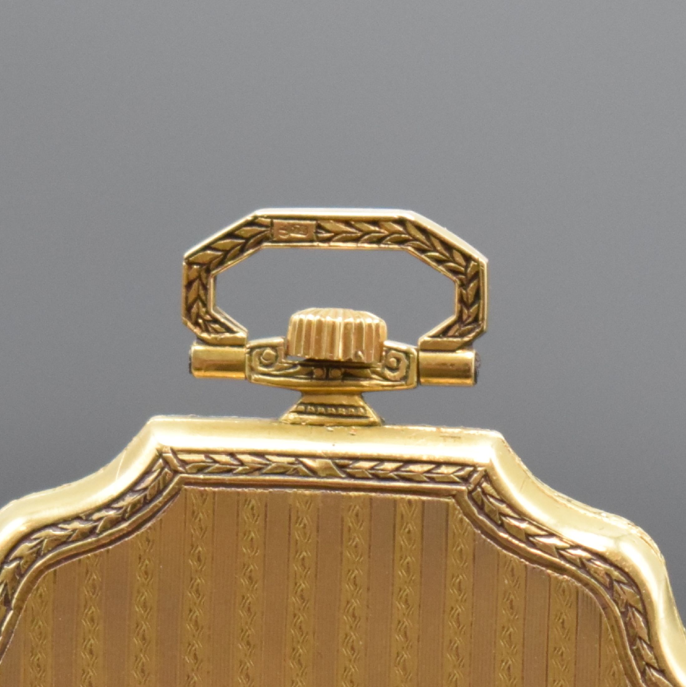 Detail b: Offene Herrentaschenuhr in GG 750/000, Schweiz um 1925, ausgefallenes, streifenguill. Geh. , Ränder und Bügel floral grav., silb. Zifferbl. ...