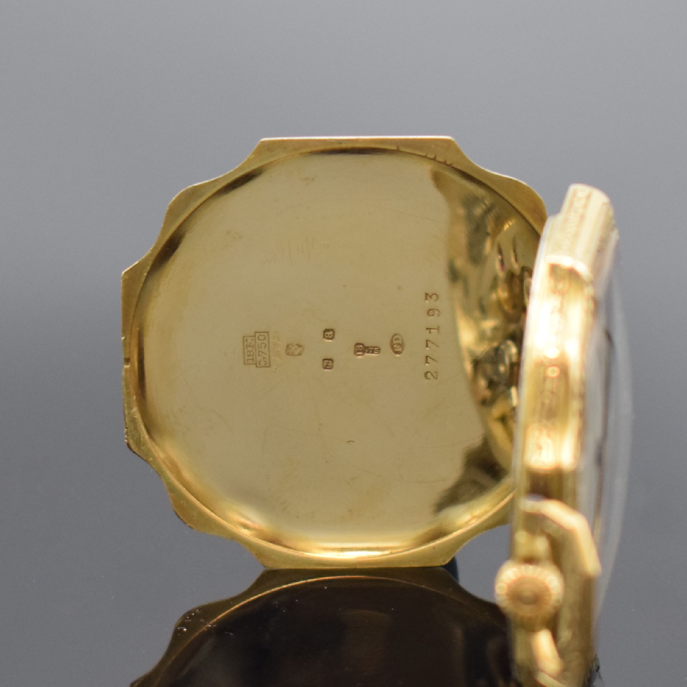 Detail c: Offene Herrentaschenuhr in GG 750/000, Schweiz um 1925, ausgefallenes, streifenguill. Geh. , Ränder und Bügel floral grav., silb. Zifferbl. ...