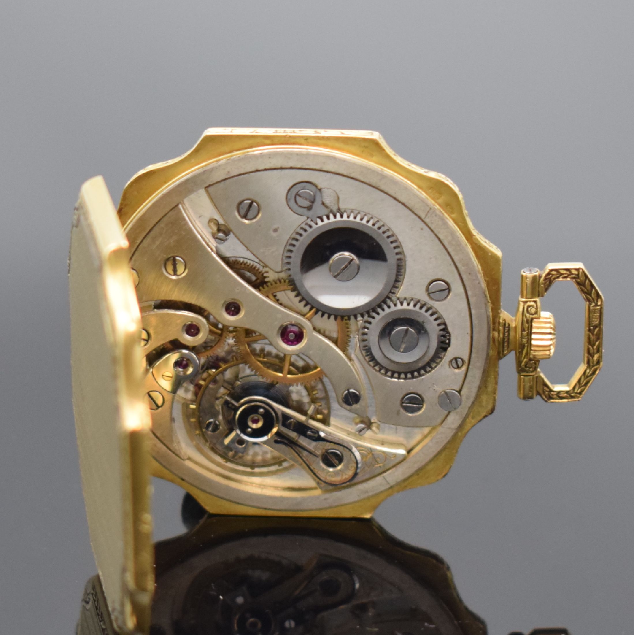 Detail d: Offene Herrentaschenuhr in GG 750/000, Schweiz um 1925, ausgefallenes, streifenguill. Geh. , Ränder und Bügel floral grav., silb. Zifferbl. ...