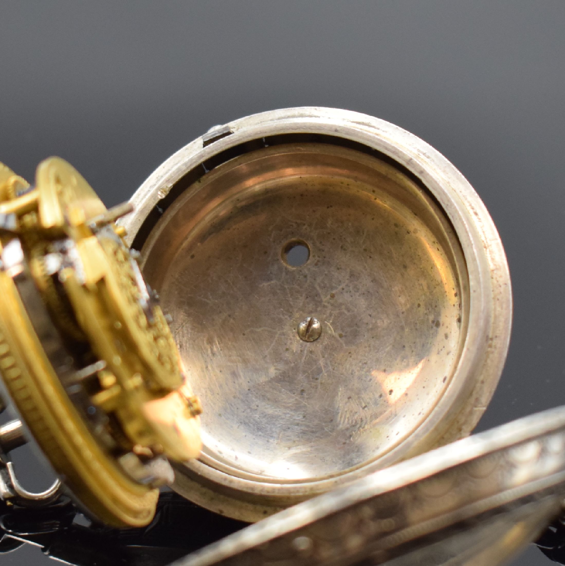 Detail e: FLORIAN MARÄSECK in Burghausen große Spindeltaschenuhr in Silber mit 1/4 Repetition, Deutschland um 1790, grav. Geh. m. großem Außenscharnier, ...