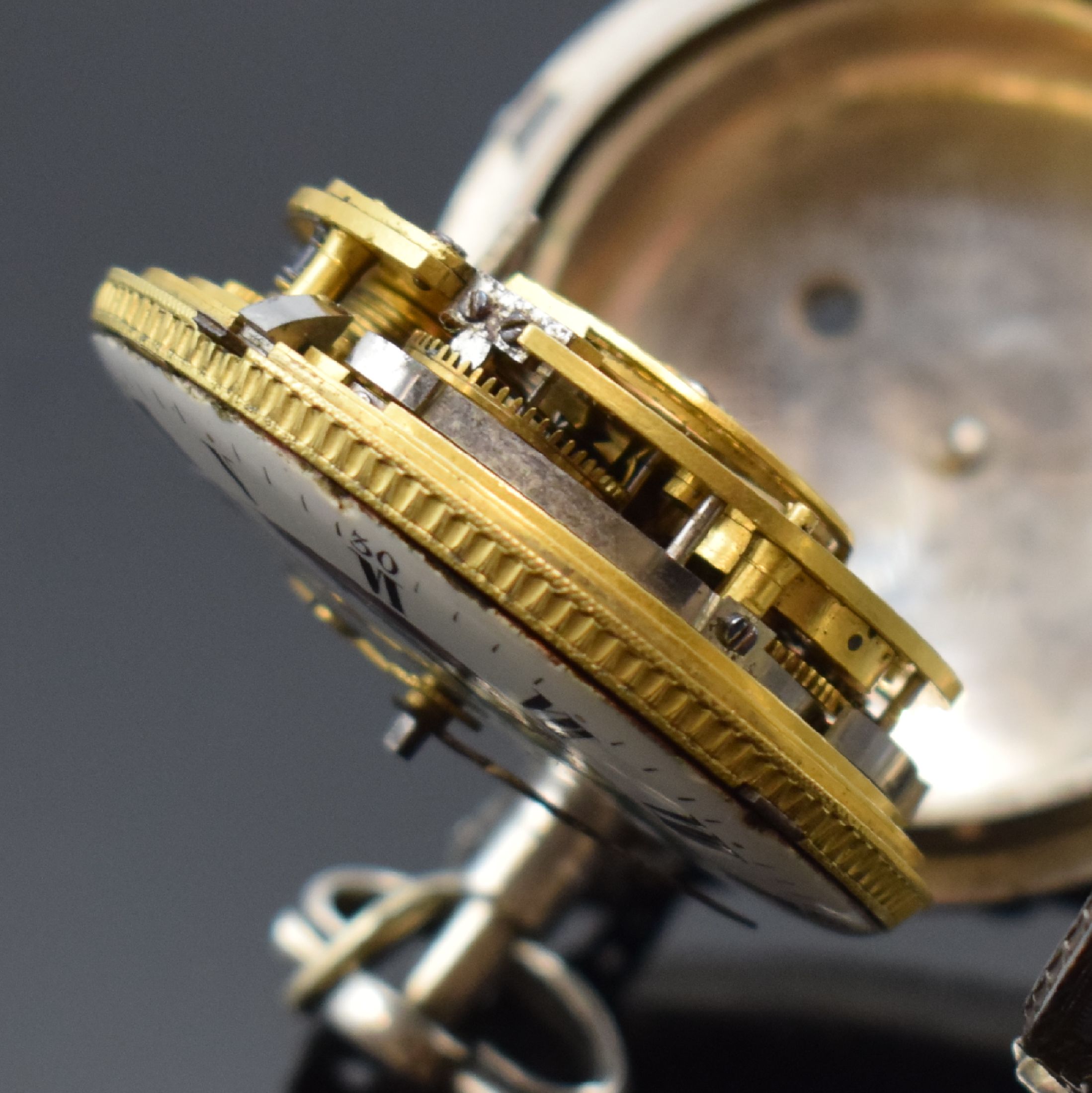 Detail g: FLORIAN MARÄSECK in Burghausen große Spindeltaschenuhr in Silber mit 1/4 Repetition, Deutschland um 1790, grav. Geh. m. großem Außenscharnier, ...