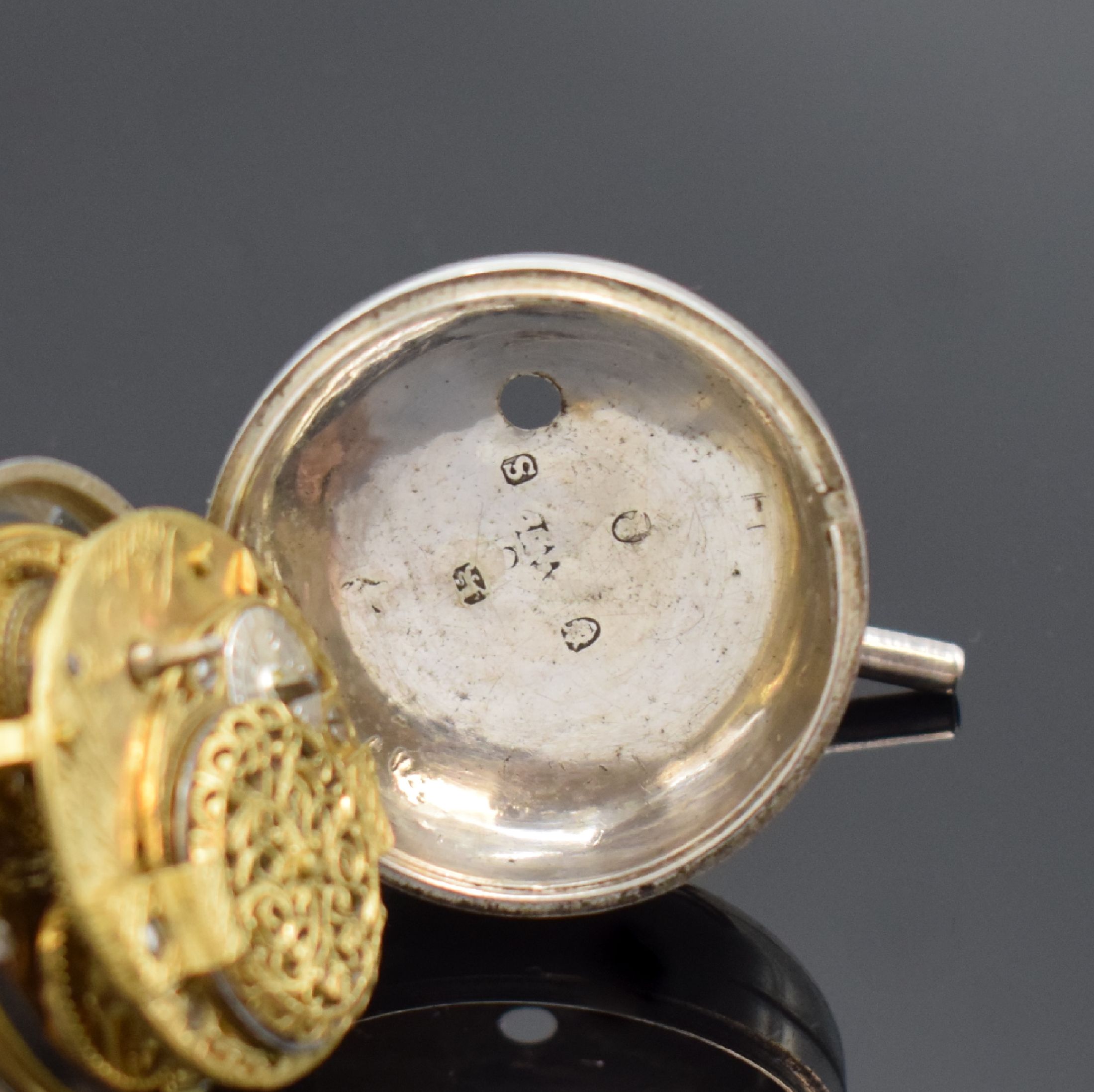 Detail h: JOSEPHSON London Repousse Spindeltaschenuhr mit 2 Übergehäusen in Silber, London Hallmark 1793, glattes Geh. dell., Repousse- Übergeh. m. ...