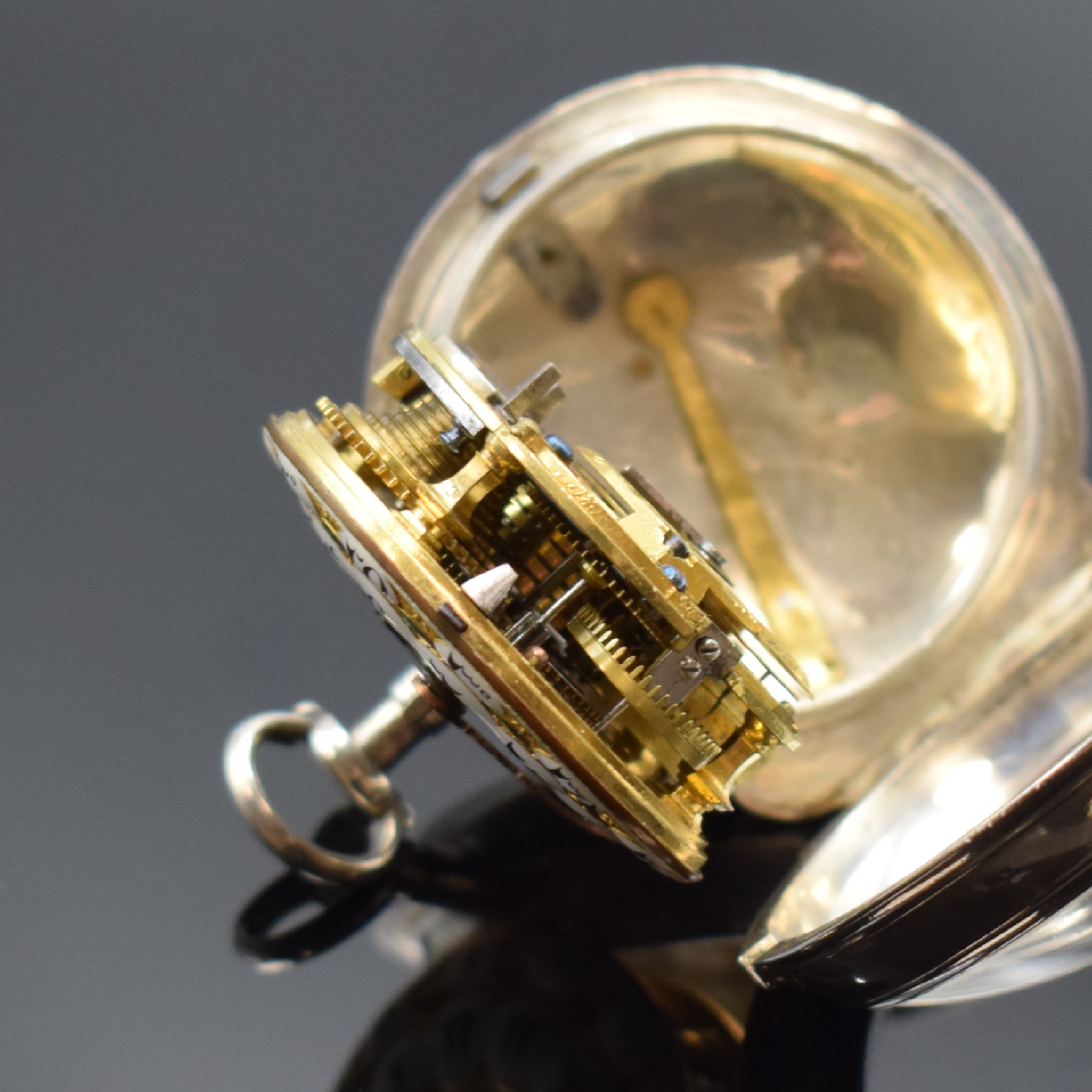Detail d: JULIEN LE ROY Spindeltaschenuhr in Silber, Frankreich um 1760, glattes Geh. dell., großes Außenscharnier, gold. Kartuschenzifferblatt m. ...