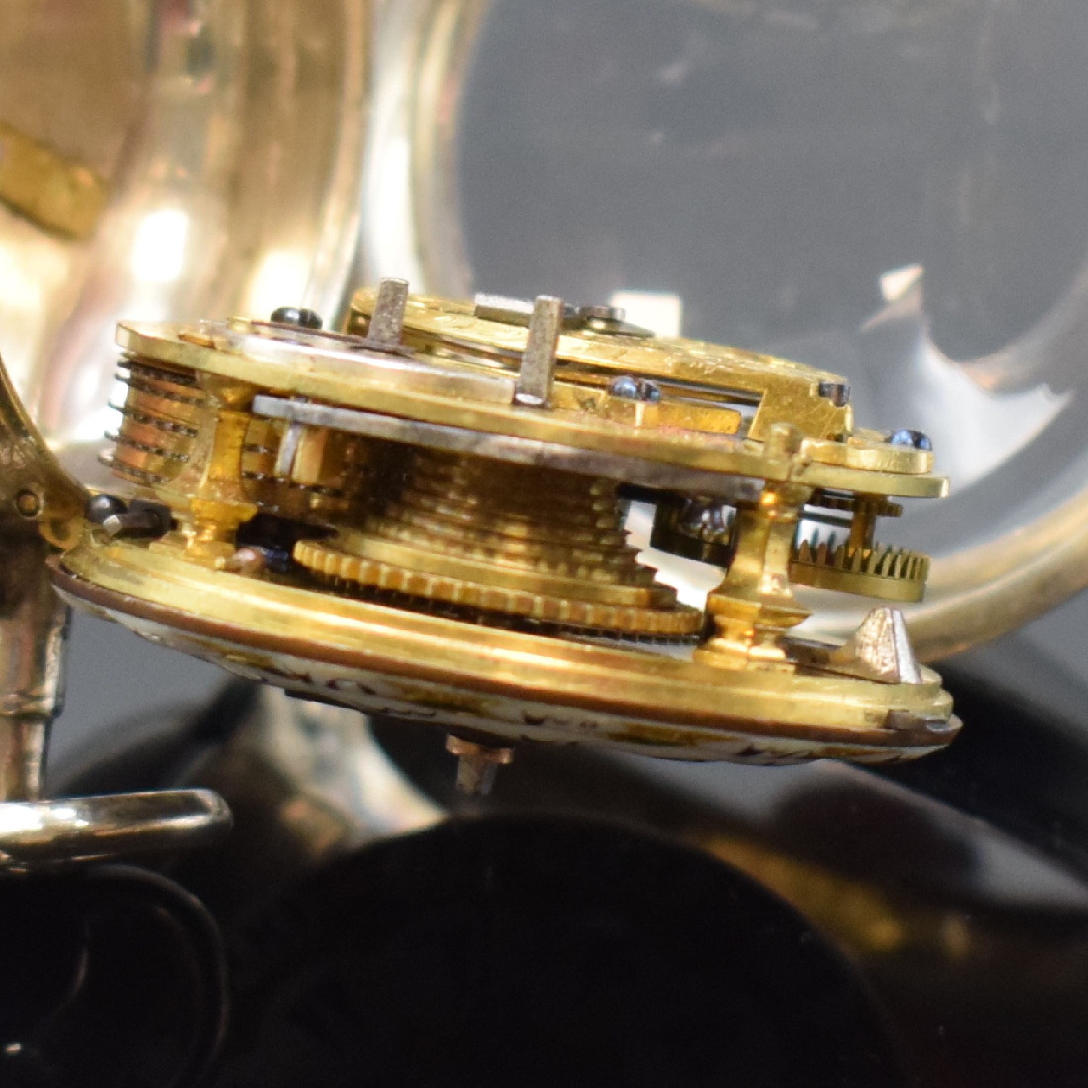 Detail e: JULIEN LE ROY Spindeltaschenuhr in Silber, Frankreich um 1760, glattes Geh. dell., großes Außenscharnier, gold. Kartuschenzifferblatt m. ...