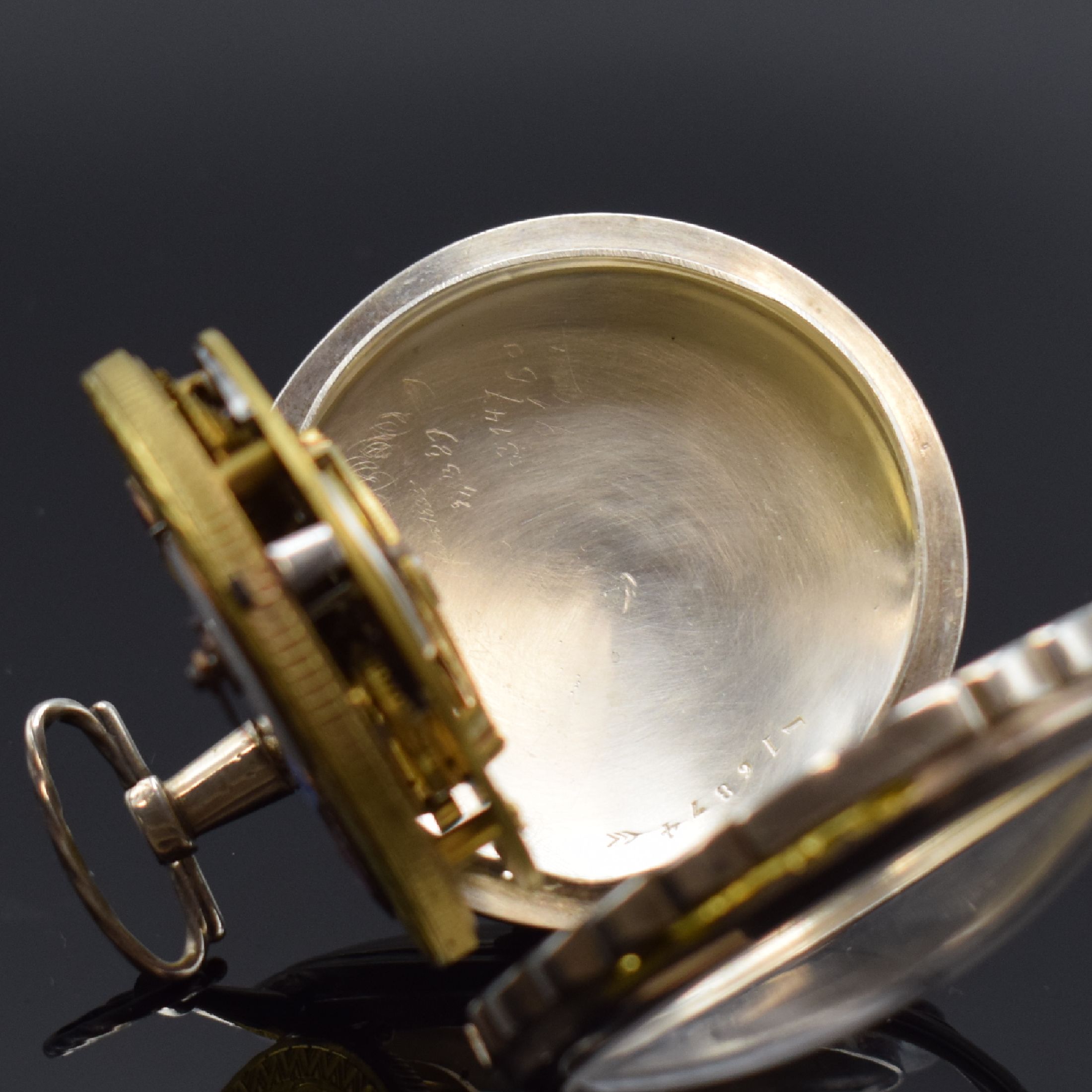 Detail c: Spindeltaschenuhr mit 2 Email-Portraits, Schweiz um 1800, glattes Silbergehäuse mit wellenförmigen Rand im Öffnungsbereich besch., kl. ...