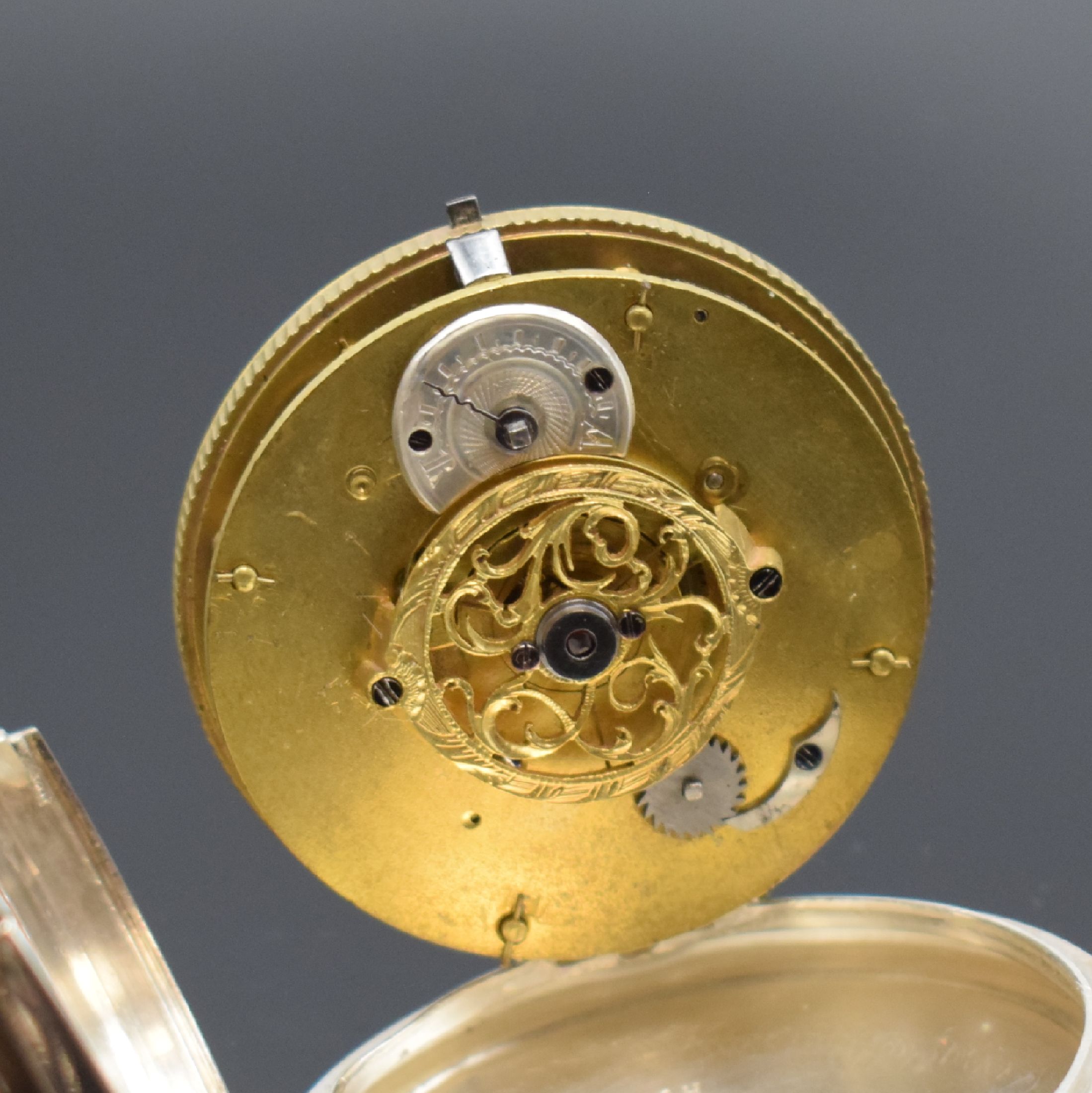 Detail d: Spindeltaschenuhr mit 2 Email-Portraits, Schweiz um 1800, glattes Silbergehäuse mit wellenförmigen Rand im Öffnungsbereich besch., kl. ...