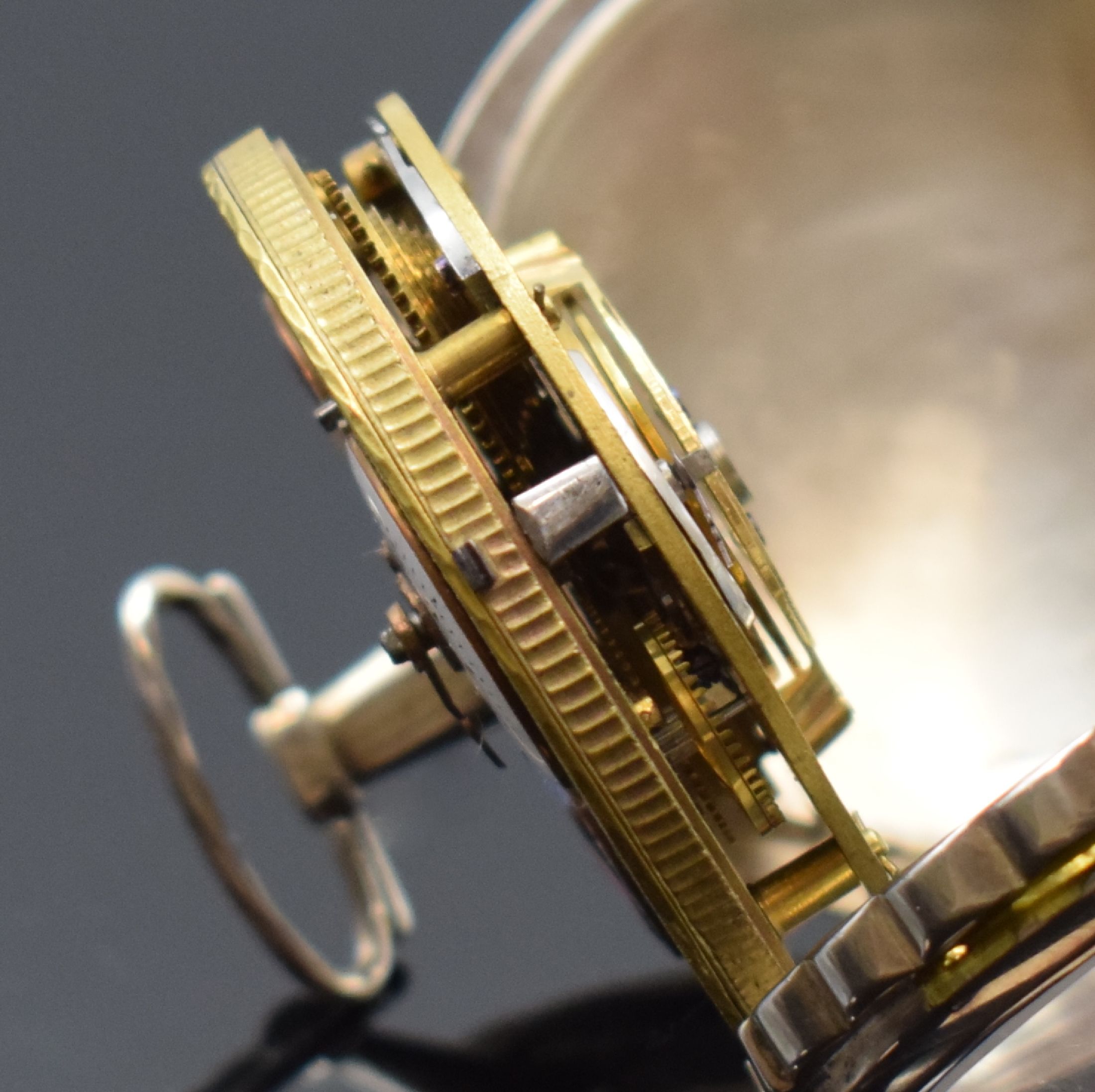 Detail e: Spindeltaschenuhr mit 2 Email-Portraits, Schweiz um 1800, glattes Silbergehäuse mit wellenförmigen Rand im Öffnungsbereich besch., kl. ...