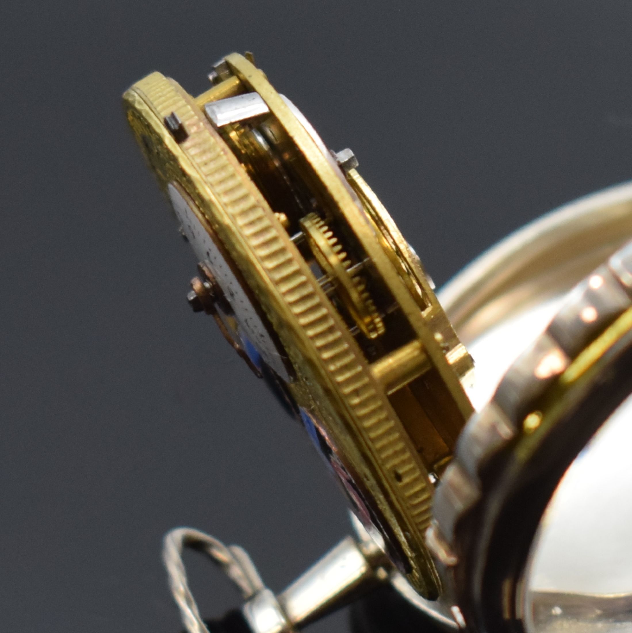 Detail f: Spindeltaschenuhr mit 2 Email-Portraits, Schweiz um 1800, glattes Silbergehäuse mit wellenförmigen Rand im Öffnungsbereich besch., kl. ...
