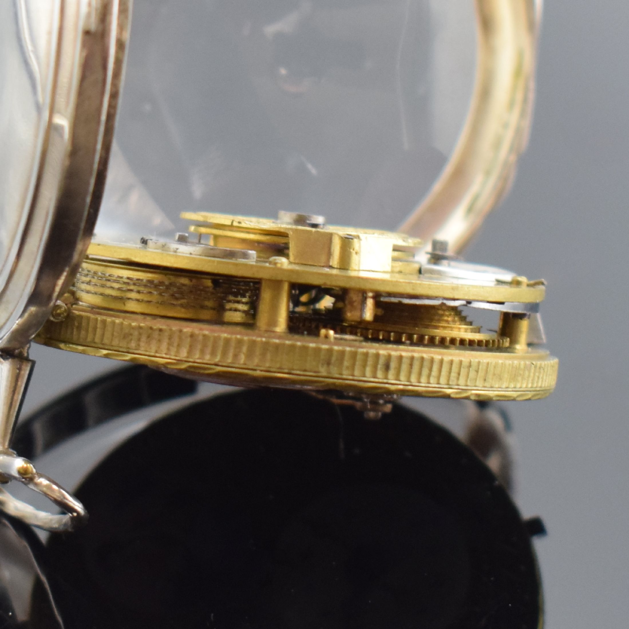 Detail g: Spindeltaschenuhr mit 2 Email-Portraits, Schweiz um 1800, glattes Silbergehäuse mit wellenförmigen Rand im Öffnungsbereich besch., kl. ...
