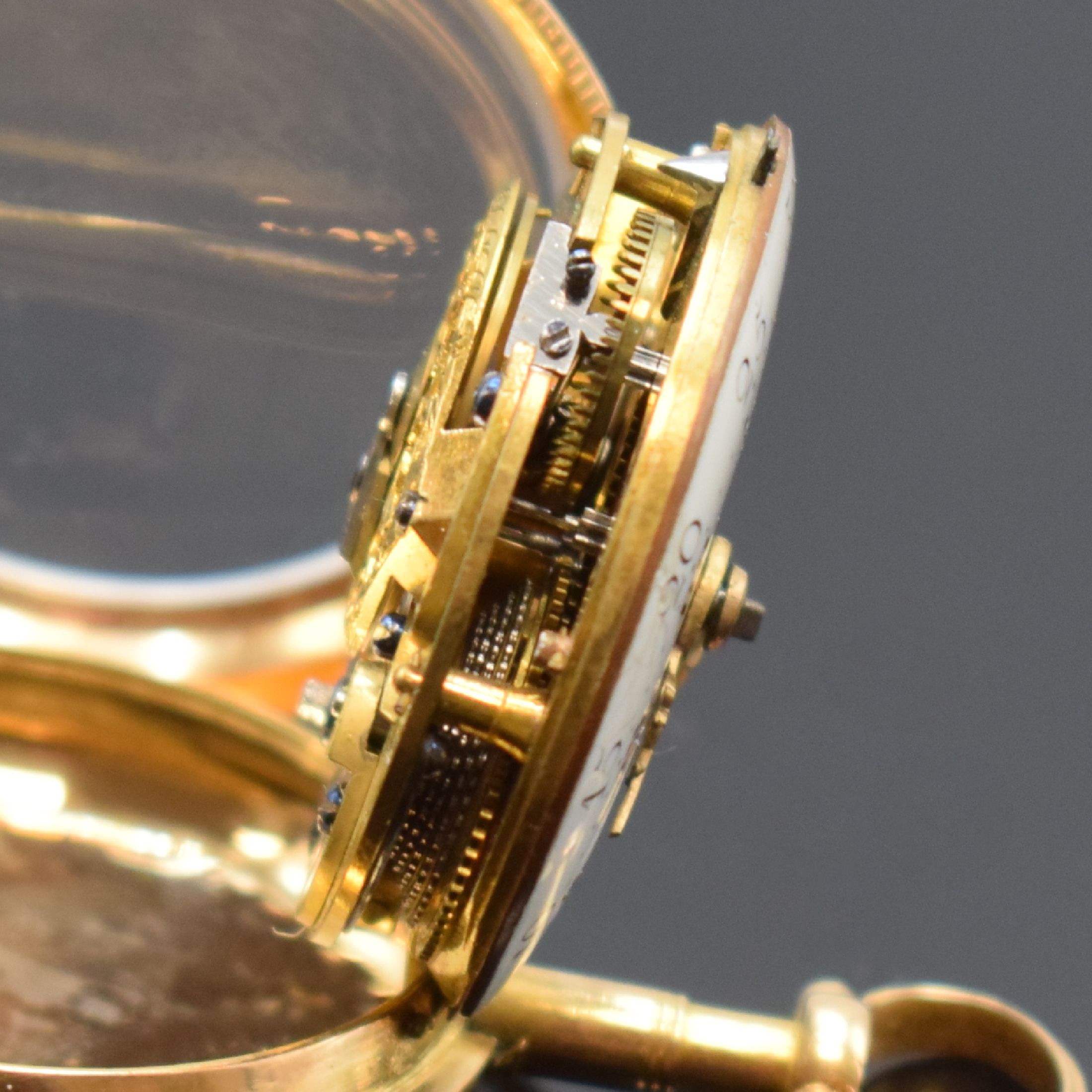 Detail e: GIDE Email-Spindeltaschenuhr in RG 750/000, Frankreich um 1780, rückseitig auf guill. Grund, polychrom transluzid emailliert, umrandet von ...