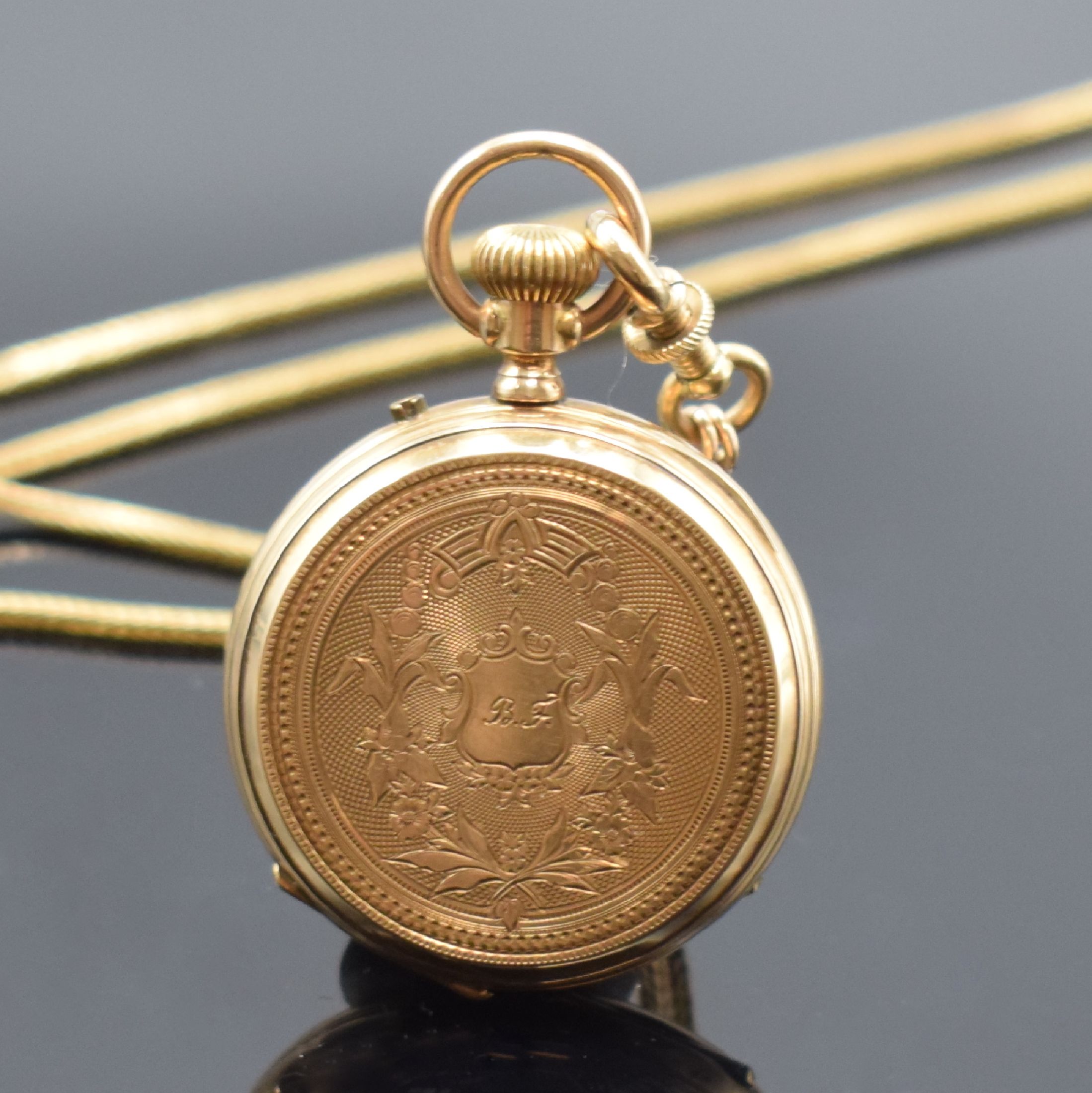 Detail a: Offene Zylinder Damentaschenuhr in RG 585/000 an langer RG 585/000 Kette mit Schieber, Schweiz um 1880, rücks. guill. und floral graviert m. ...