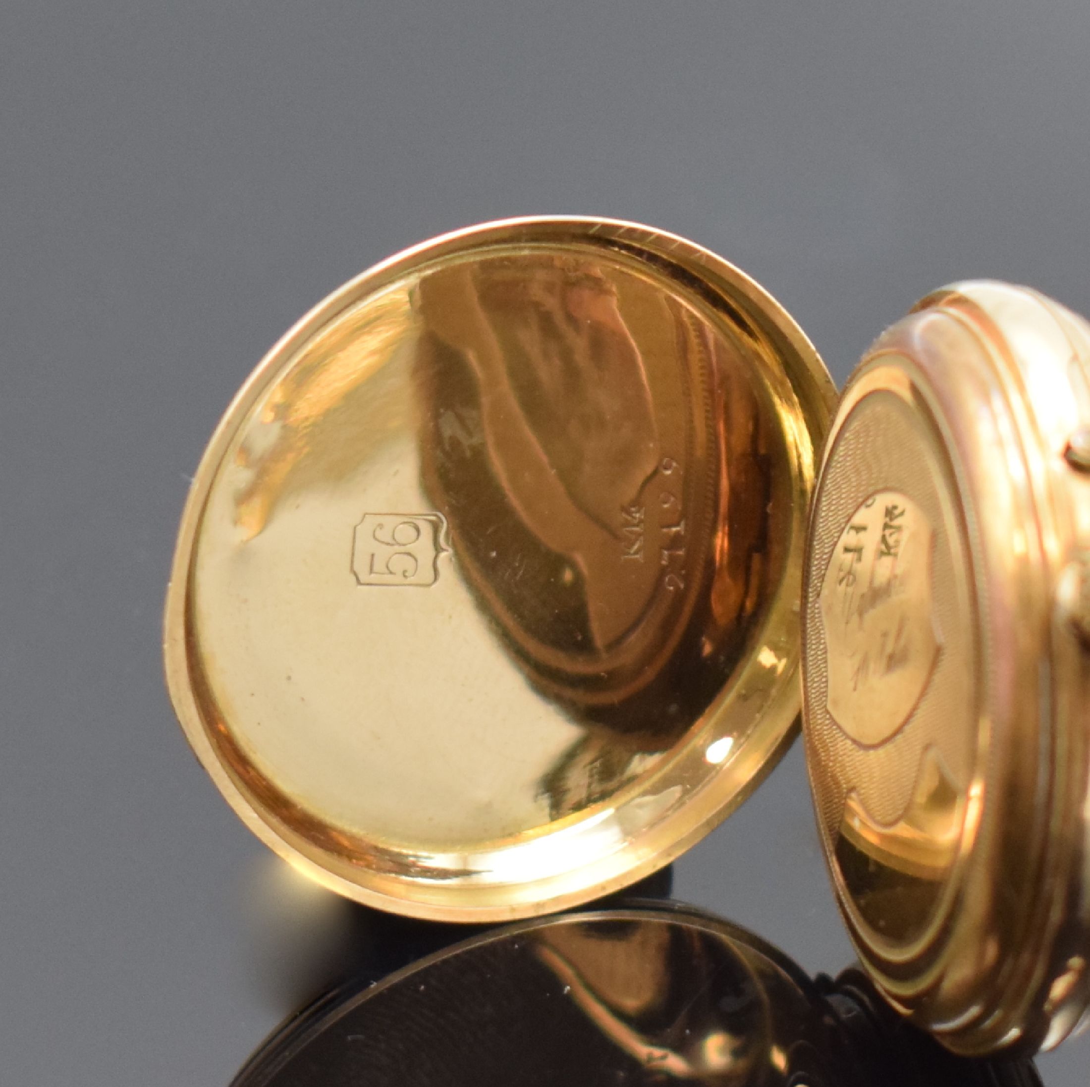 Detail b: Offene Zylinder Damentaschenuhr in RG 585/000 an langer RG 585/000 Kette mit Schieber, Schweiz um 1880, rücks. guill. und floral graviert m. ...