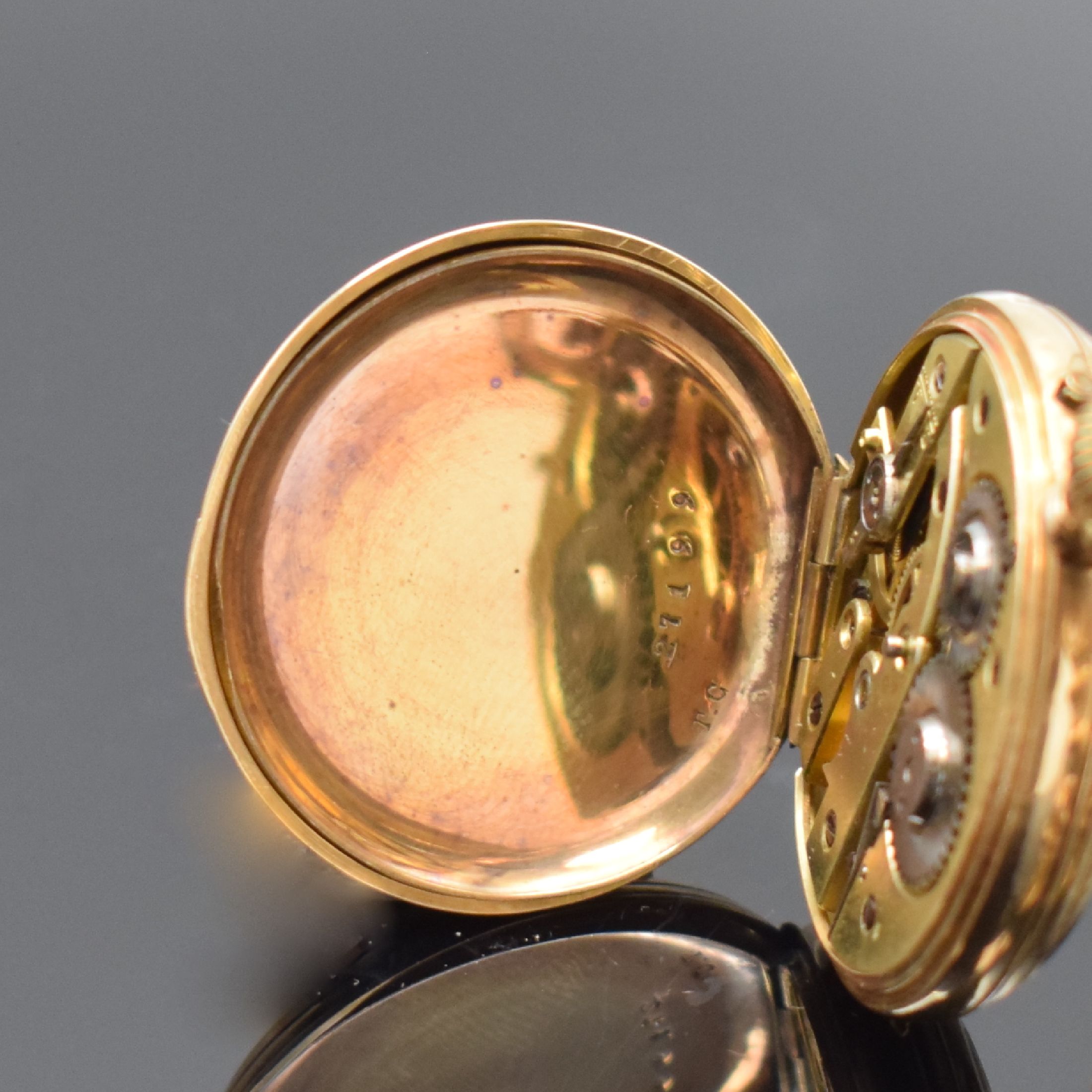 Detail d: Offene Zylinder Damentaschenuhr in RG 585/000 an langer RG 585/000 Kette mit Schieber, Schweiz um 1880, rücks. guill. und floral graviert m. ...