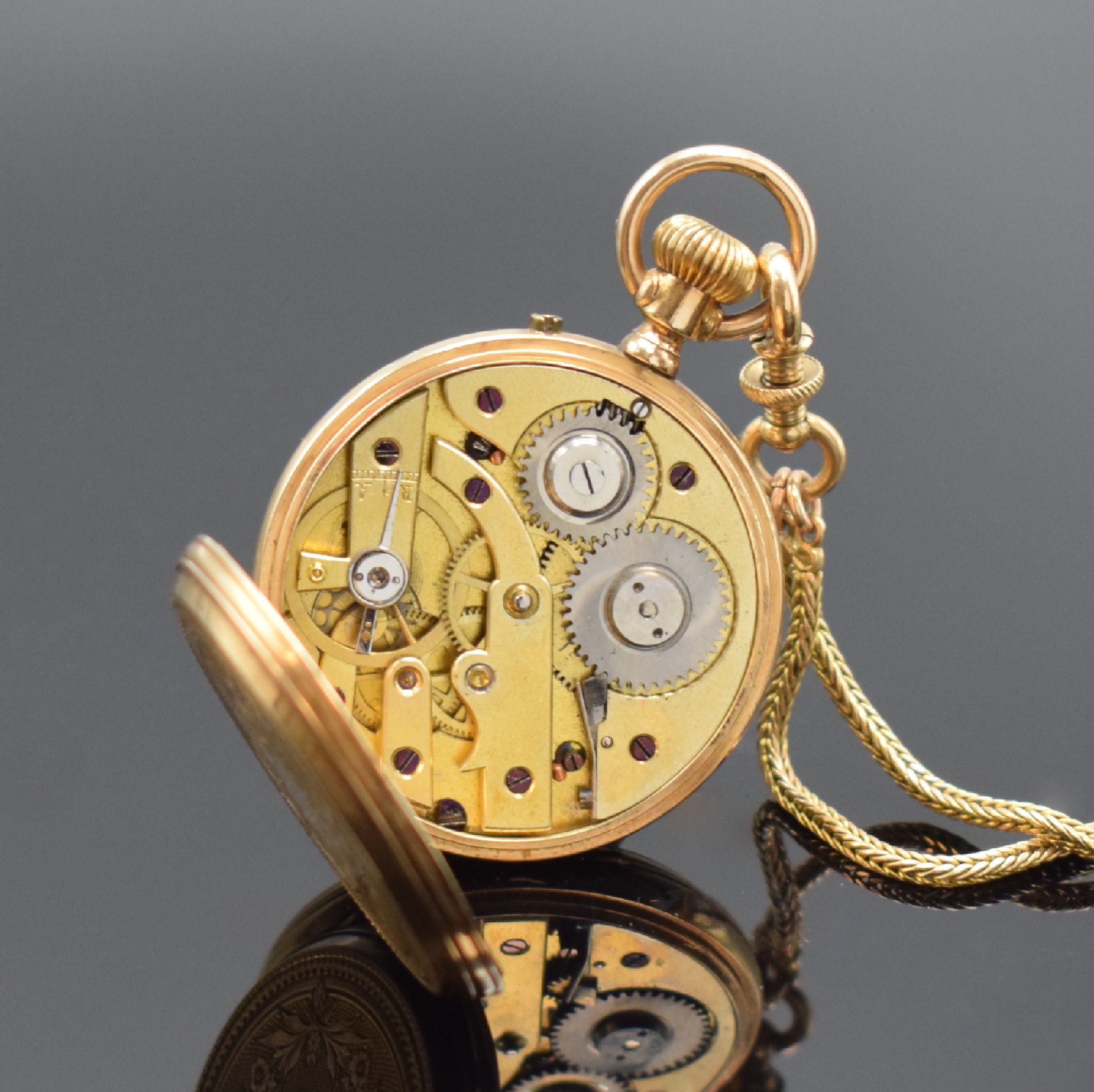 Detail e: Offene Zylinder Damentaschenuhr in RG 585/000 an langer RG 585/000 Kette mit Schieber, Schweiz um 1880, rücks. guill. und floral graviert m. ...