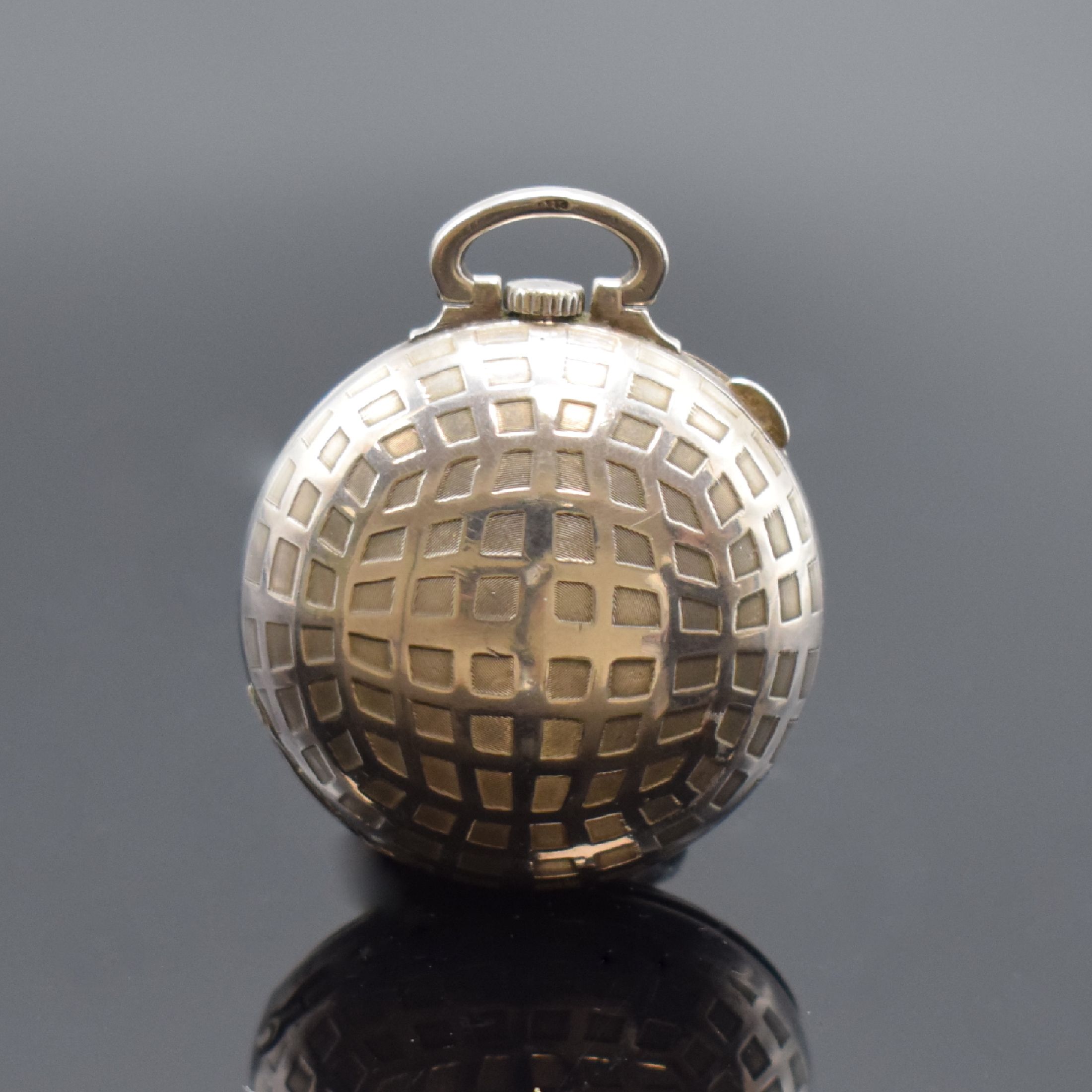 Detail b: TALIS Watch Co. Taschenuhr in Form eines Golfballs in 925er Silber, Schweiz um 1940, Emailzifferbl. m. arab. Std., gebl. Zeiger, Anz. v. Std., Min. ...