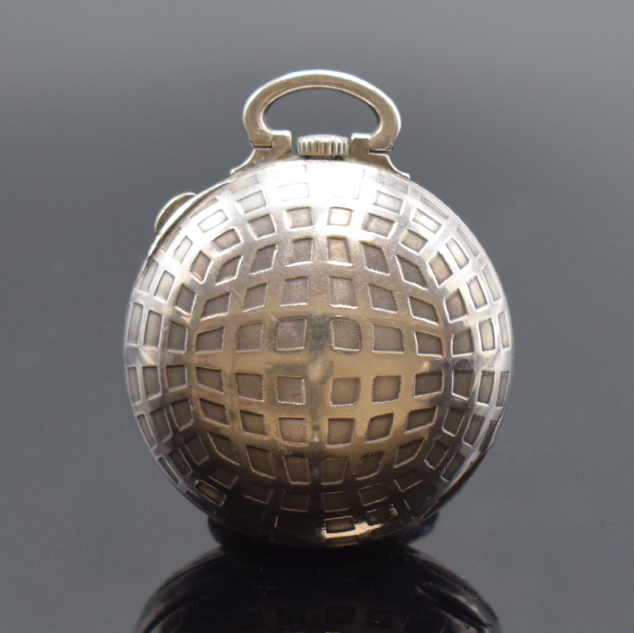 Detail c: TALIS Watch Co. Taschenuhr in Form eines Golfballs in 925er Silber, Schweiz um 1940, Emailzifferbl. m. arab. Std., gebl. Zeiger, Anz. v. Std., Min. ...