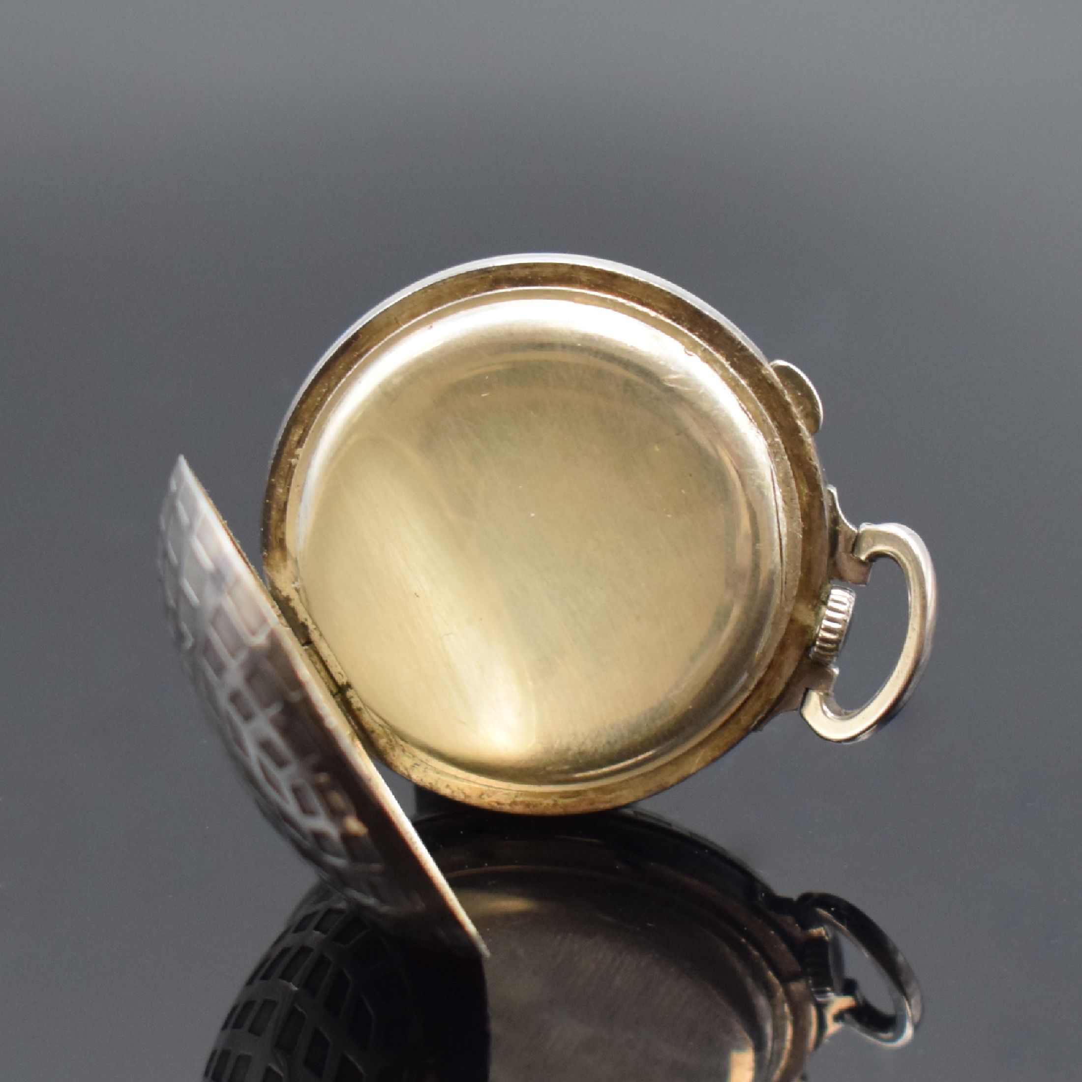 Detail e: TALIS Watch Co. Taschenuhr in Form eines Golfballs in 925er Silber, Schweiz um 1940, Emailzifferbl. m. arab. Std., gebl. Zeiger, Anz. v. Std., Min. ...