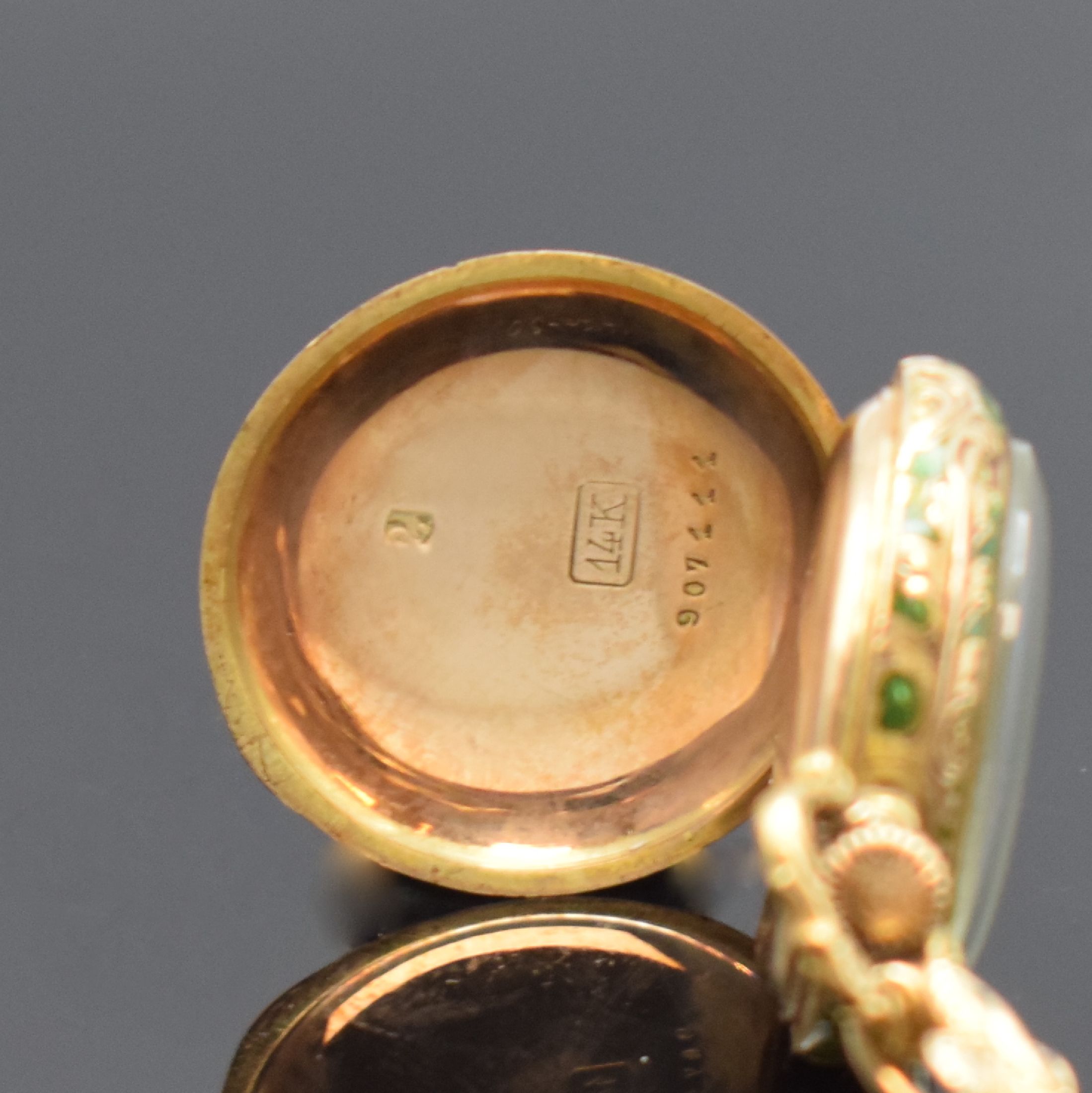 Detail c: LONGINES / SMITH, PETTERSON & Co. Boston Email-Damentaschenuhr in GG 585/000 an vergoldeter Fleur de Lys Brosche, Schweiz für USA um 1897, aufw. ...