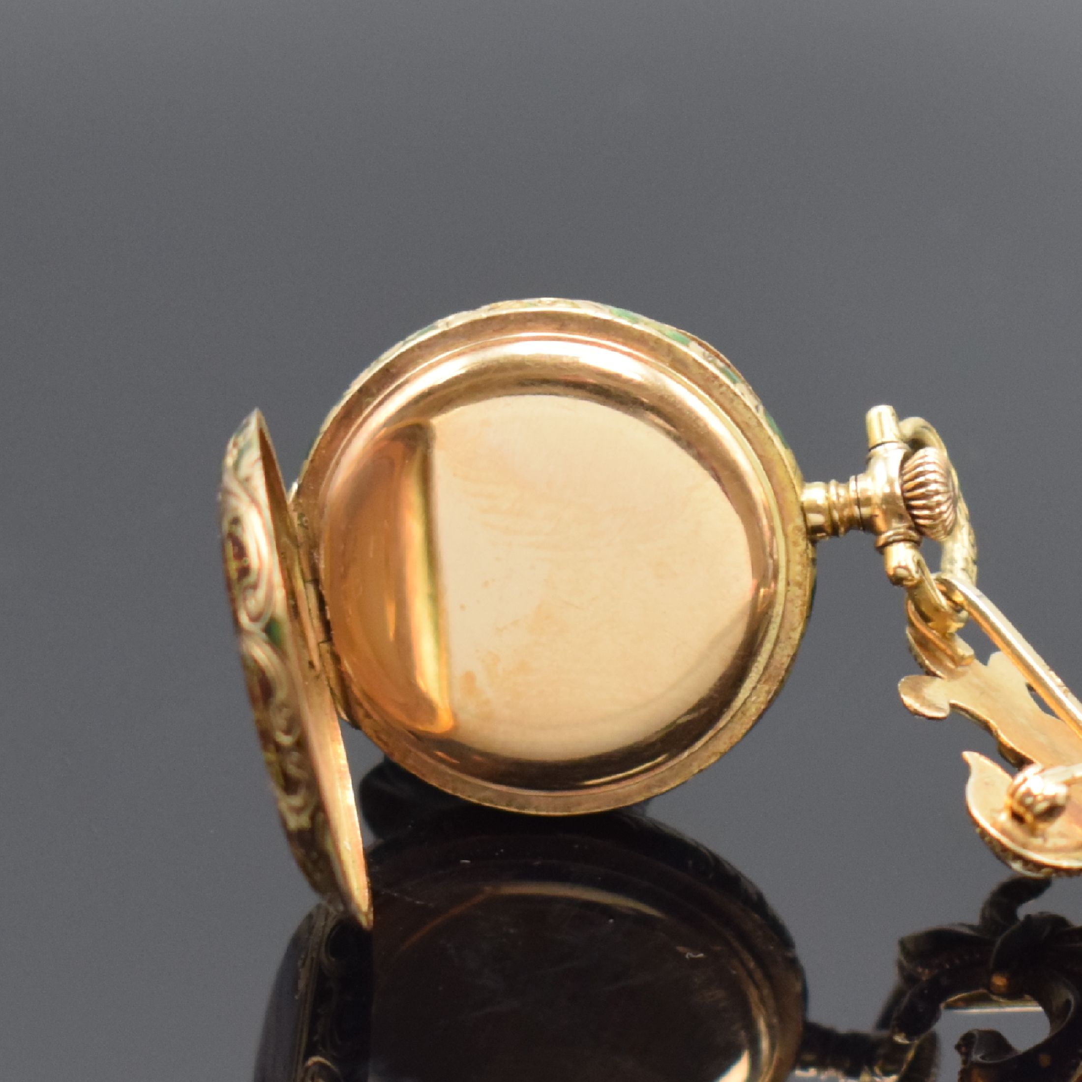 Detail d: LONGINES / SMITH, PETTERSON & Co. Boston Email-Damentaschenuhr in GG 585/000 an vergoldeter Fleur de Lys Brosche, Schweiz für USA um 1897, aufw. ...