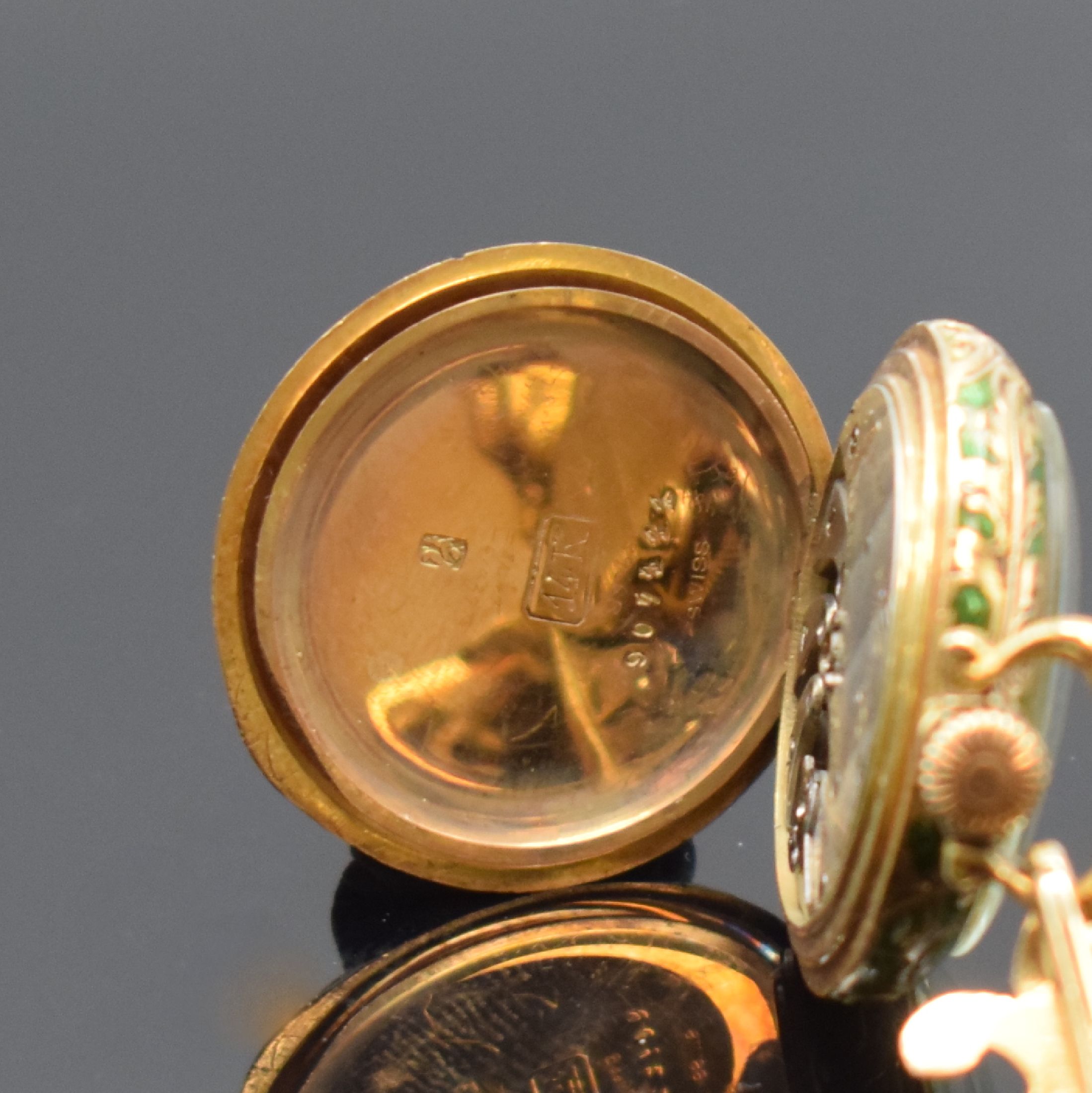 Detail e: LONGINES / SMITH, PETTERSON & Co. Boston Email-Damentaschenuhr in GG 585/000 an vergoldeter Fleur de Lys Brosche, Schweiz für USA um 1897, aufw. ...
