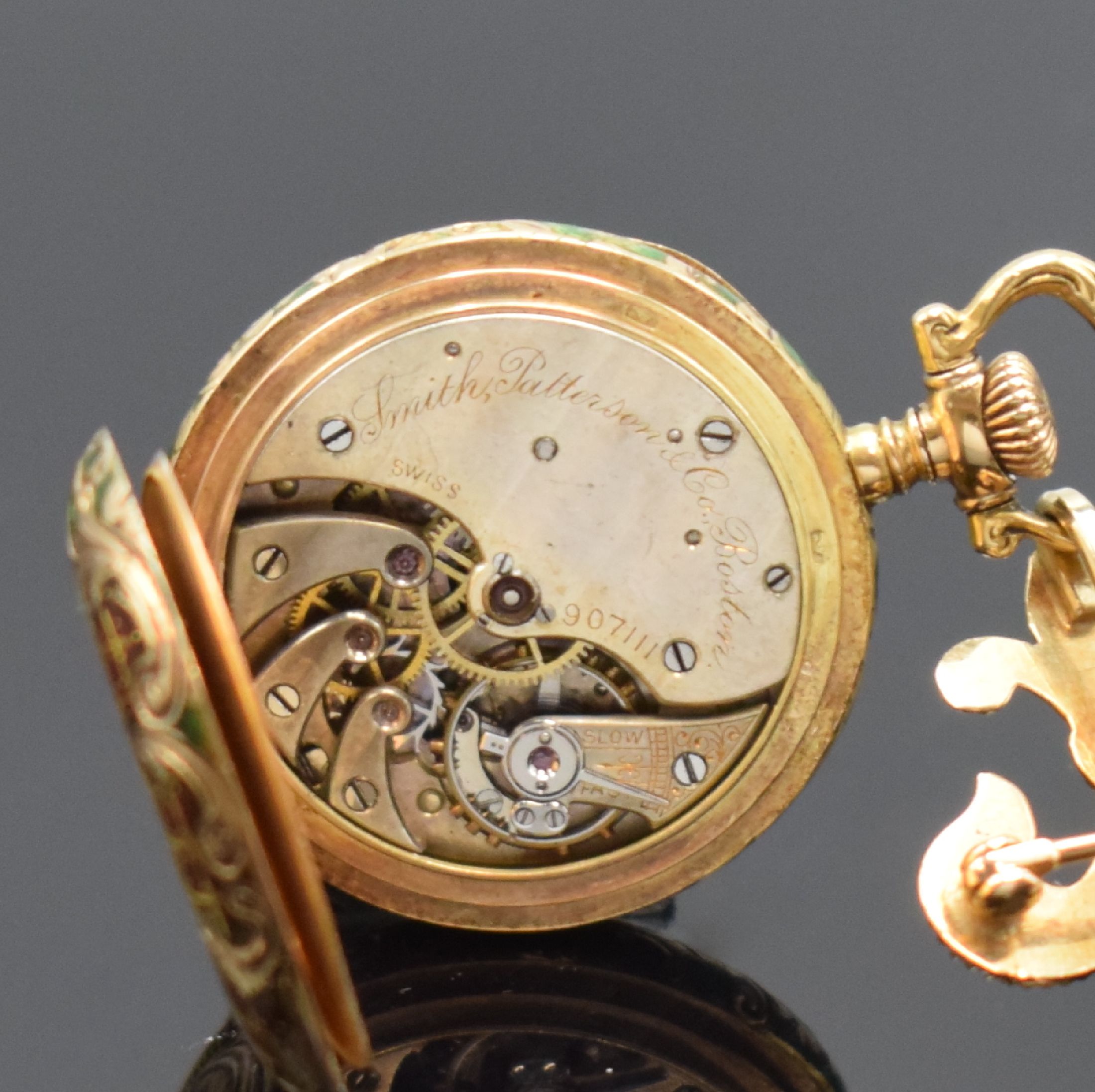 Detail f: LONGINES / SMITH, PETTERSON & Co. Boston Email-Damentaschenuhr in GG 585/000 an vergoldeter Fleur de Lys Brosche, Schweiz für USA um 1897, aufw. ...