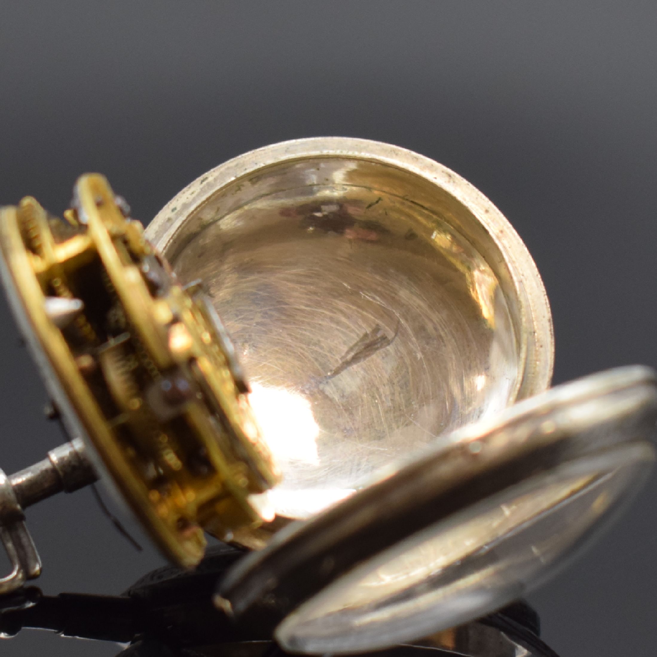 Detail d: BAILLON a PARIS Spindeltaschenuhr in Silber, Frankreich um 1790, glattes Geh. dell., Emailzifferbl. m. röm. Std. und großer arabischer Minuterie ...