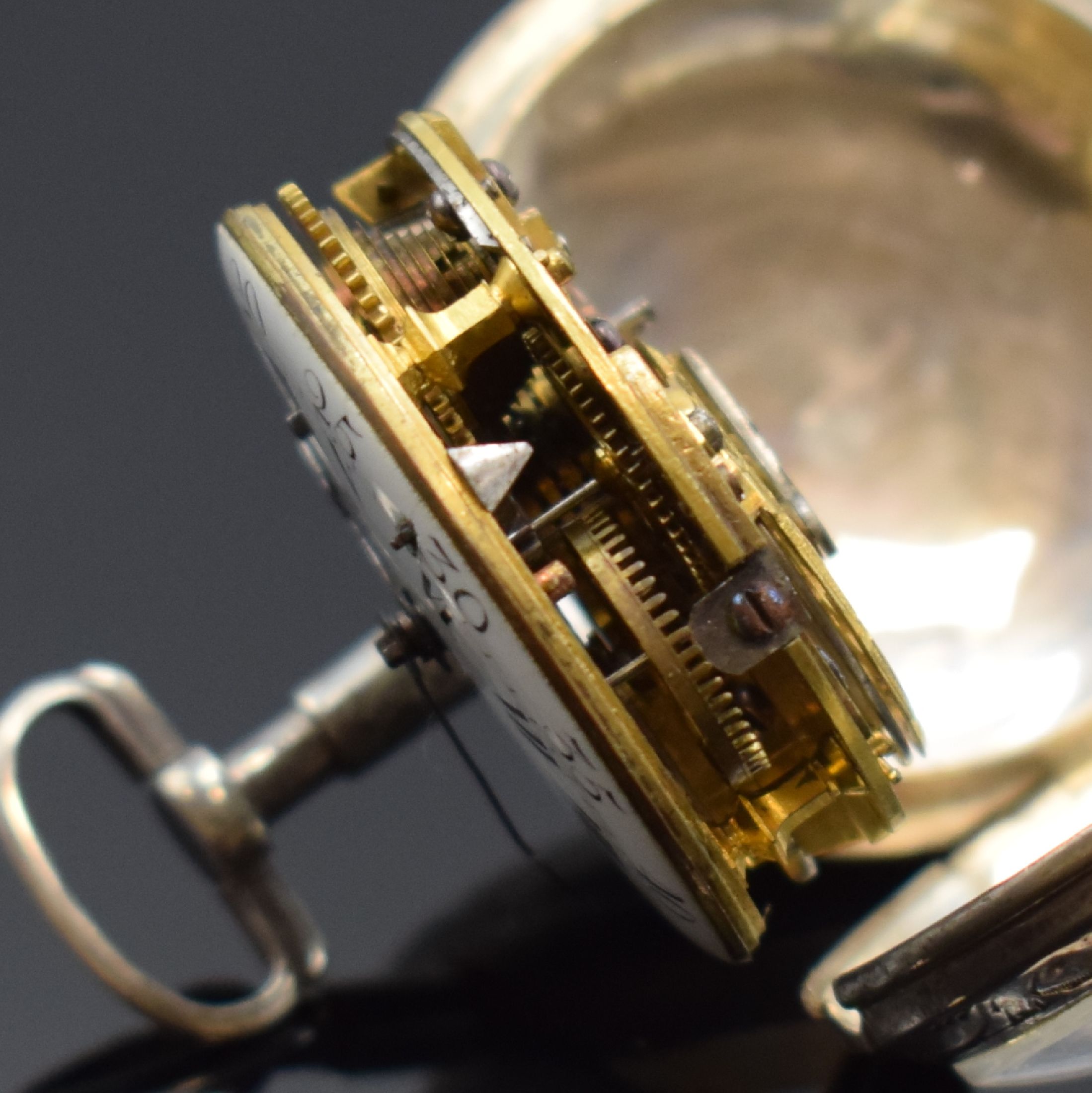 Detail e: BAILLON a PARIS Spindeltaschenuhr in Silber, Frankreich um 1790, glattes Geh. dell., Emailzifferbl. m. röm. Std. und großer arabischer Minuterie ...
