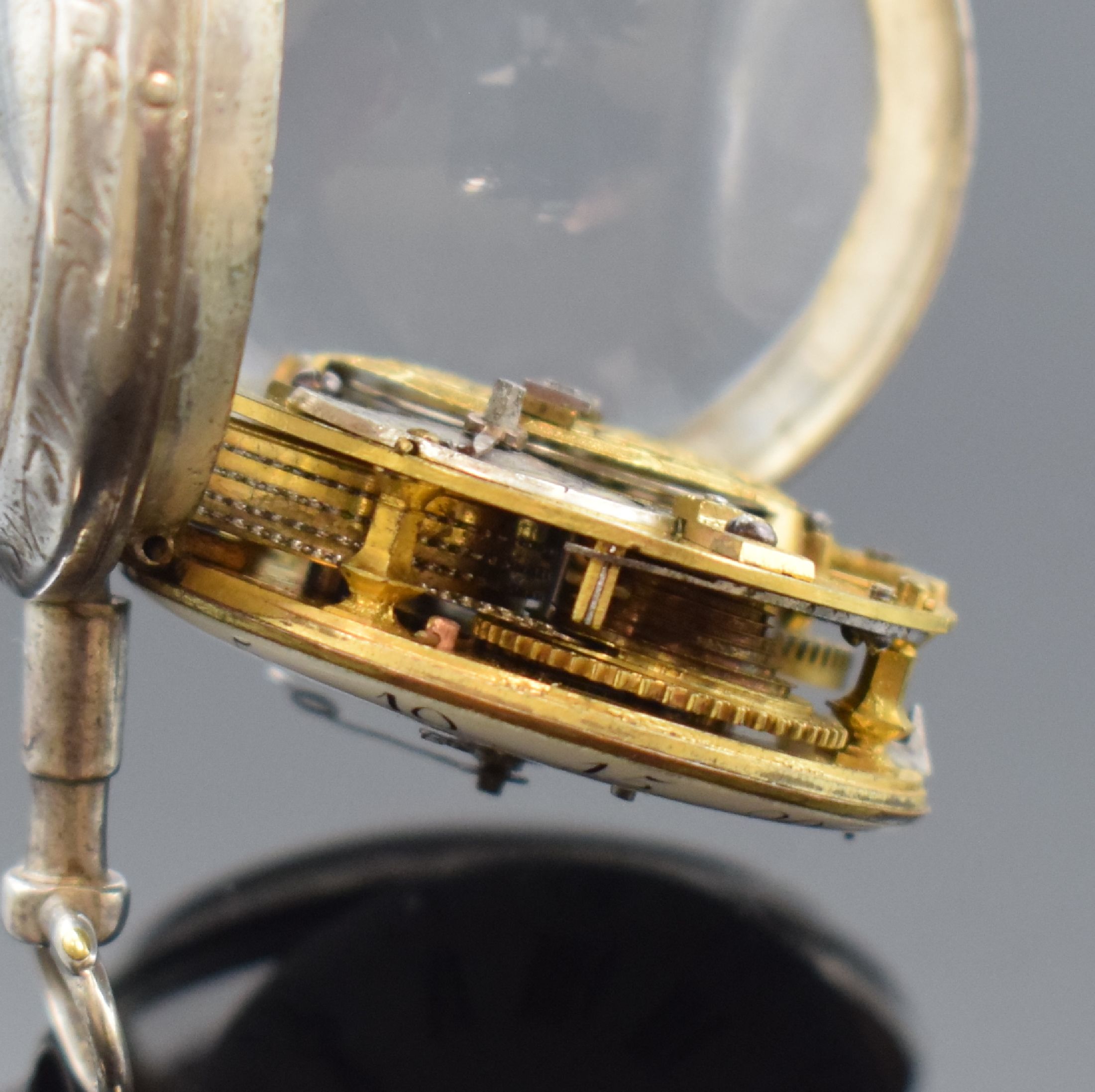 Detail f: BAILLON a PARIS Spindeltaschenuhr in Silber, Frankreich um 1790, glattes Geh. dell., Emailzifferbl. m. röm. Std. und großer arabischer Minuterie ...