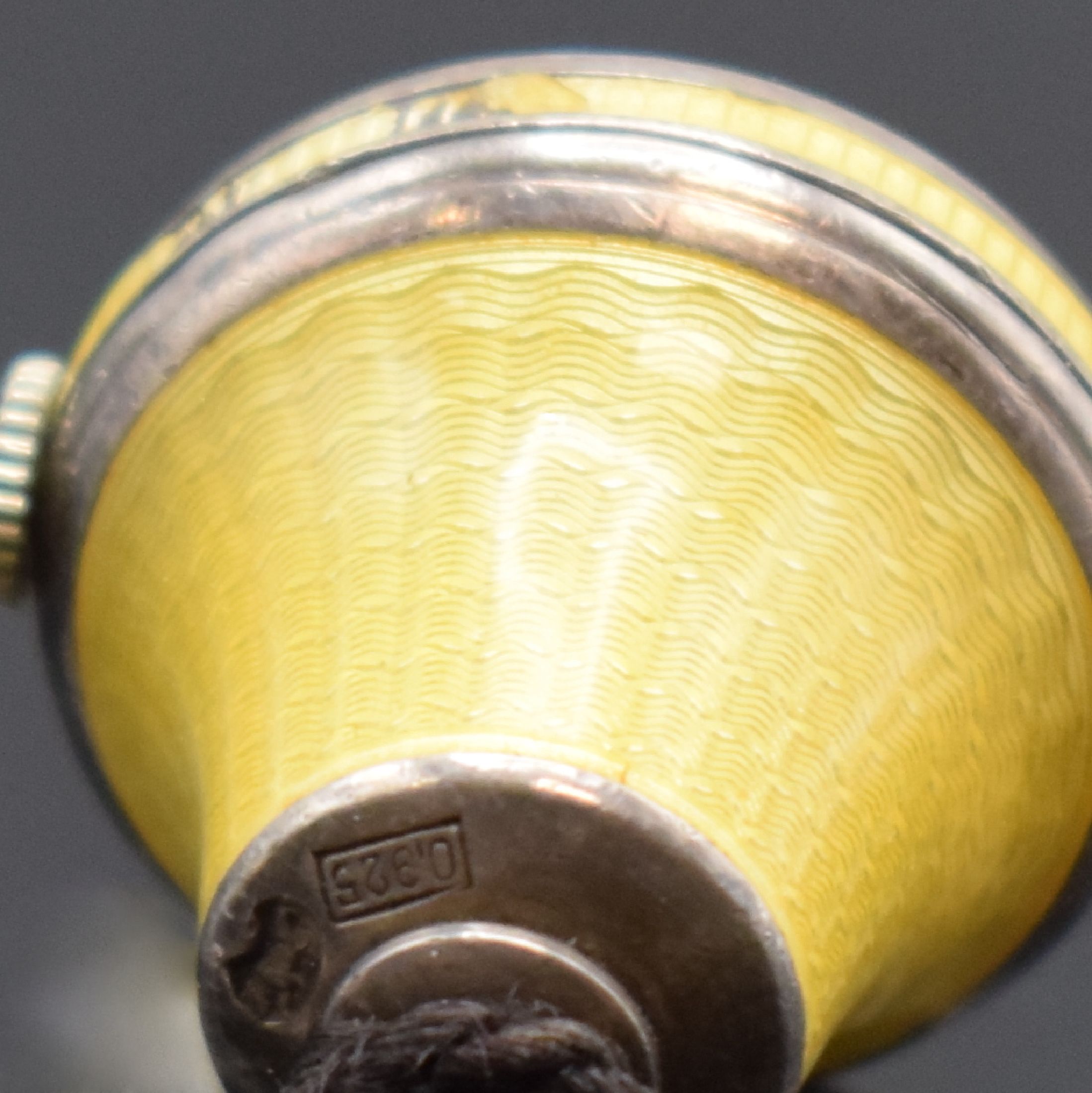 Detail i: Konvolut: 3 kleine Schmuckuhren in Silber, Schweiz um 1900, 2 Broschen-Uhren, davon eine auf guill. Grund transluzid gelb emailliert, 1 x offene ...