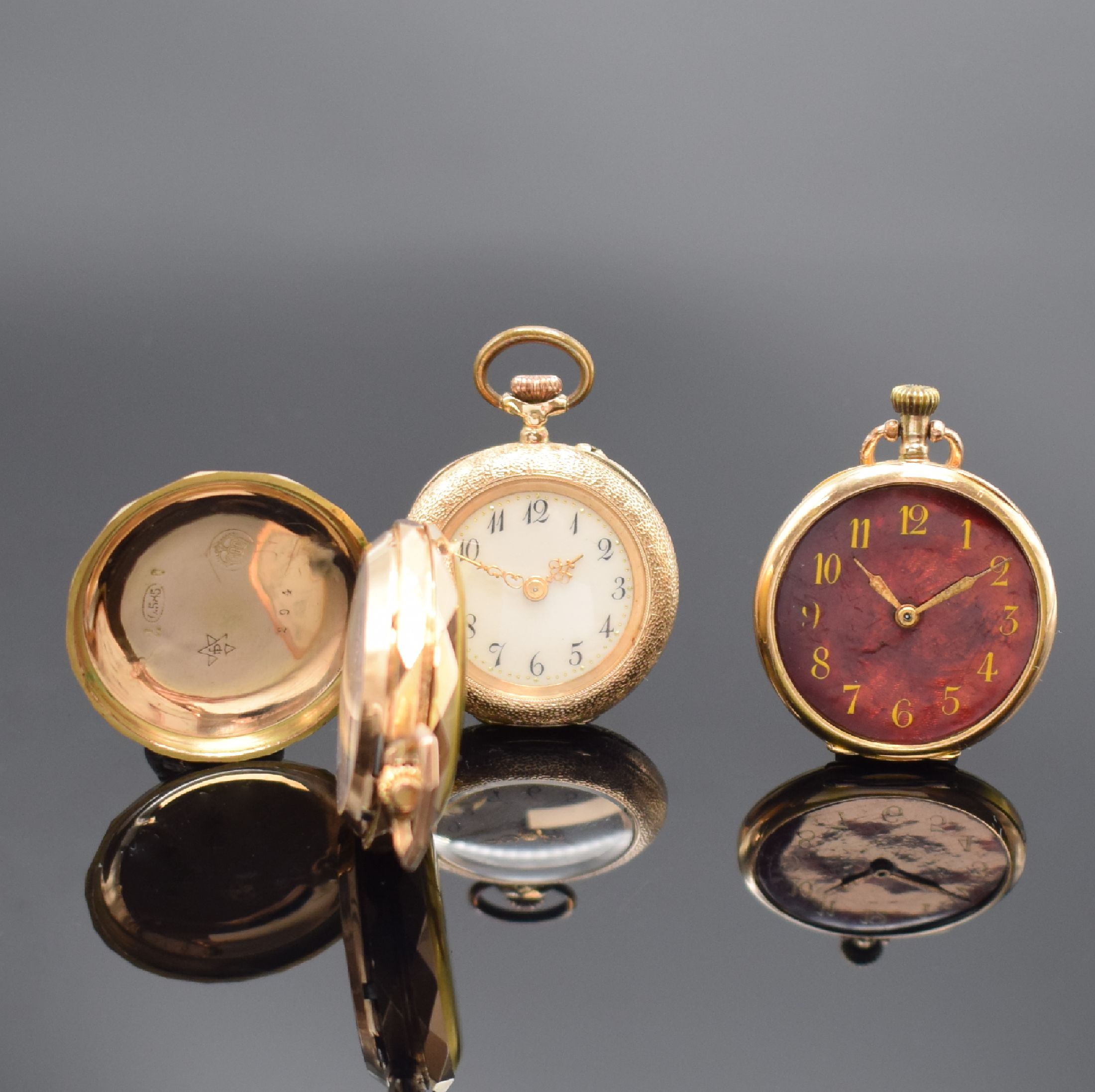 Detail a: Konvolut 3 Email-Damentaschenuhren in Gold, Schweiz um 1880 - 1910, 2 x 14k 1 x 18k Goldgeh., 1 x 3-Deckel Gold-Savonette m. facettierten Rand, auf ...