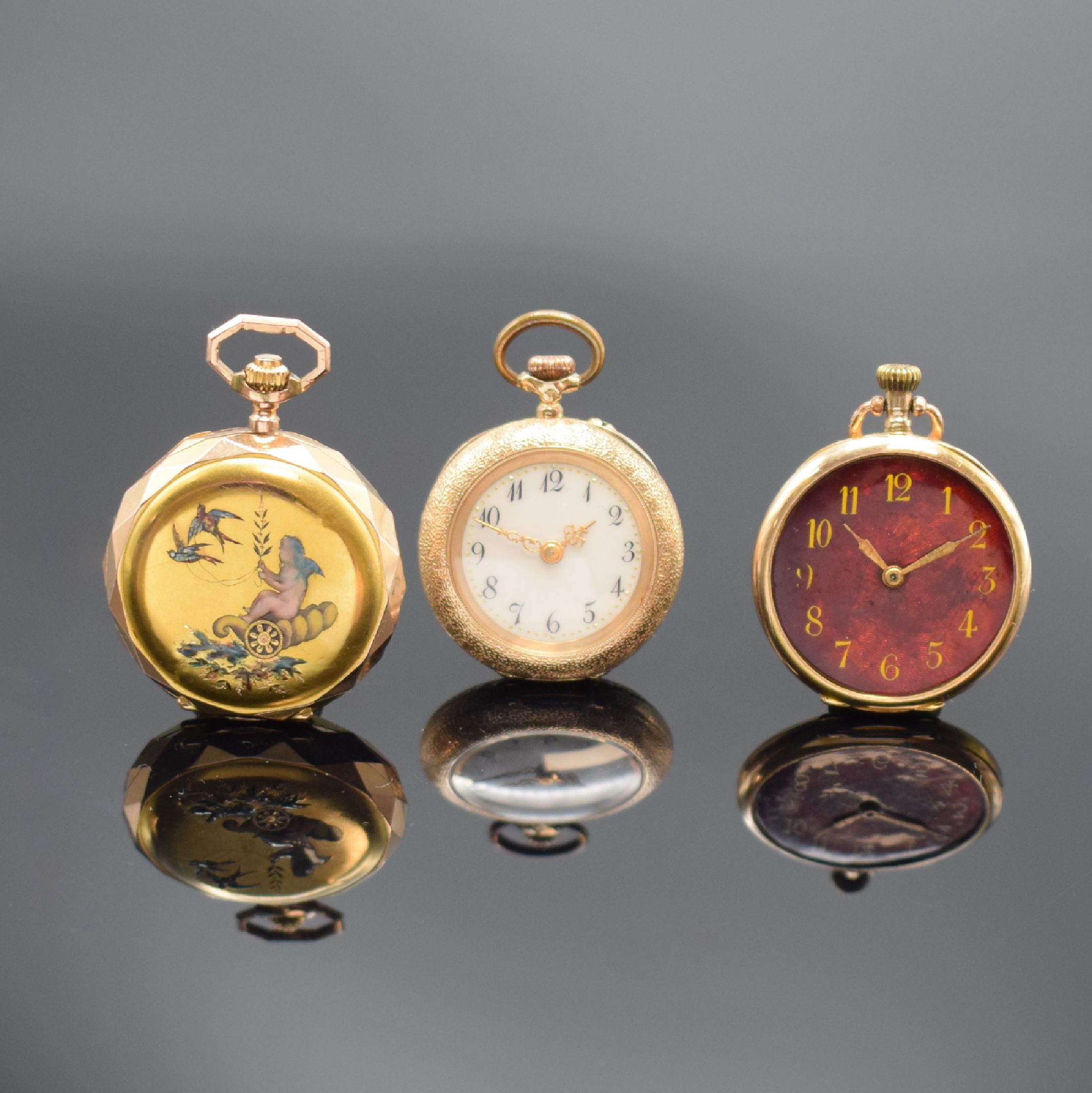 Detail b: Konvolut 3 Email-Damentaschenuhren in Gold, Schweiz um 1880 - 1910, 2 x 14k 1 x 18k Goldgeh., 1 x 3-Deckel Gold-Savonette m. facettierten Rand, auf ...