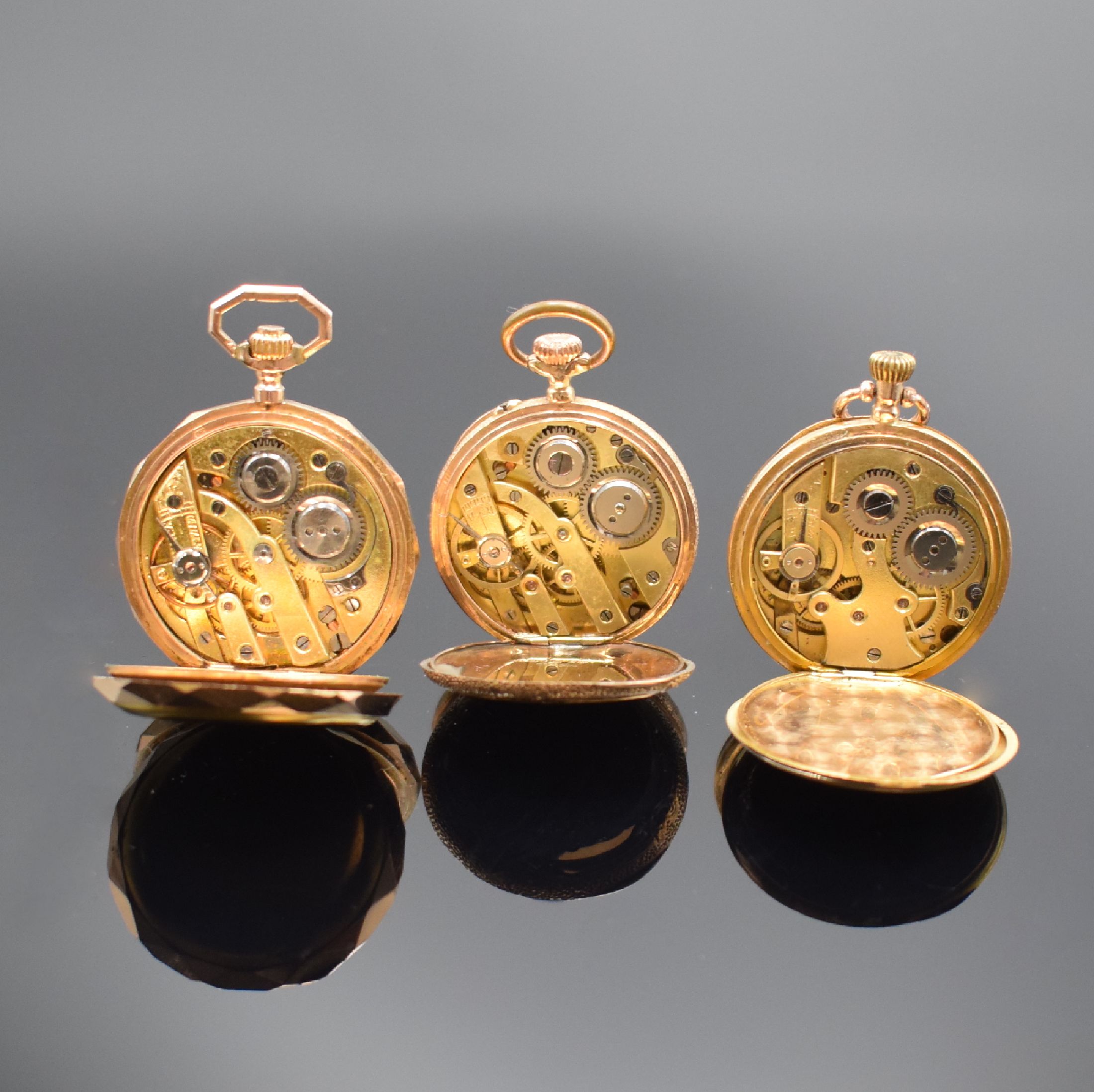 Detail d: Konvolut 3 Email-Damentaschenuhren in Gold, Schweiz um 1880 - 1910, 2 x 14k 1 x 18k Goldgeh., 1 x 3-Deckel Gold-Savonette m. facettierten Rand, auf ...