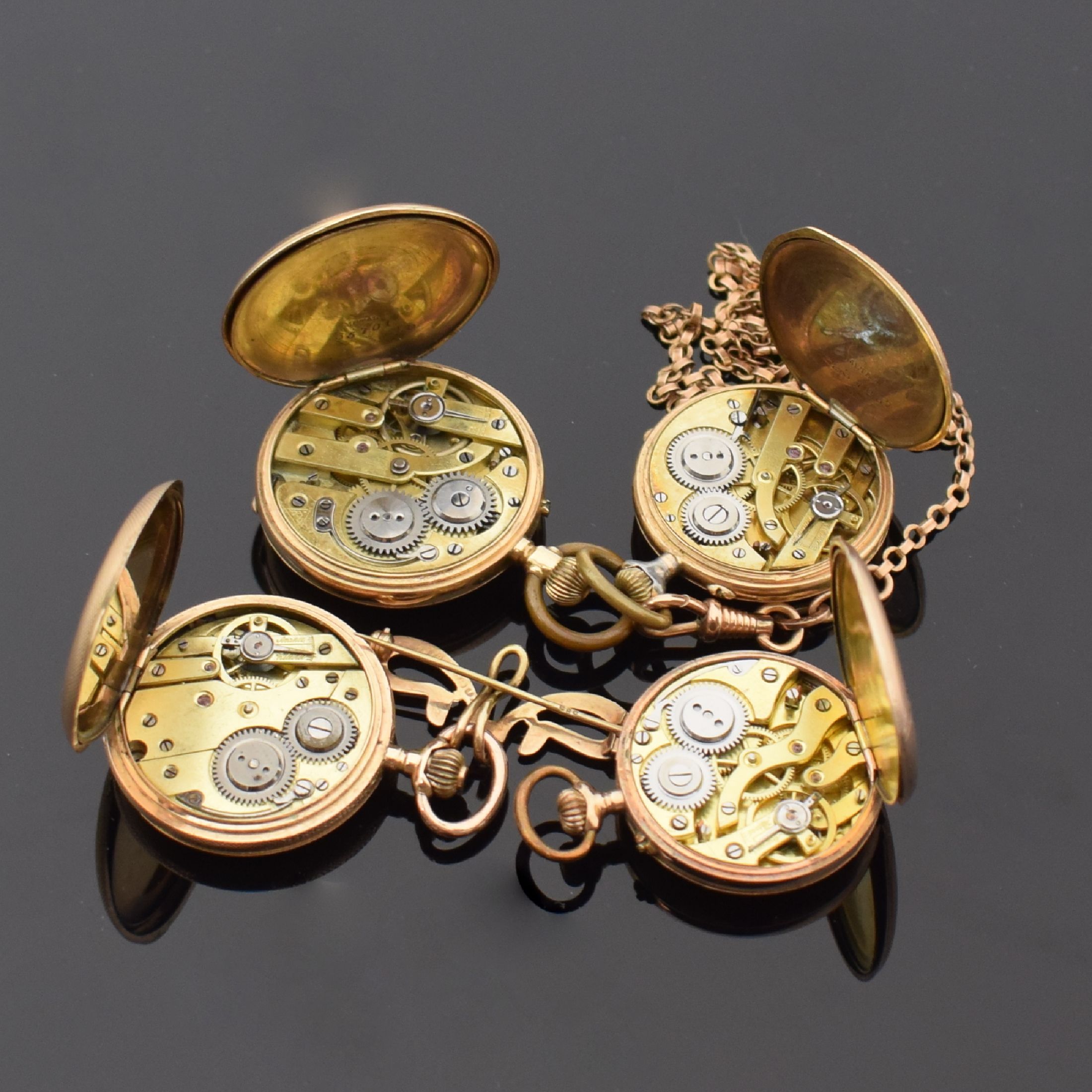 Detail d: Konvolut 4 Gold Damentaschenuhren, Schweiz um 1900, 3 x 14k und 1 x 8k Gold, 3 x offen, 1 x System Glashütte Savonette, grav. und guill. Gehäuse, ...