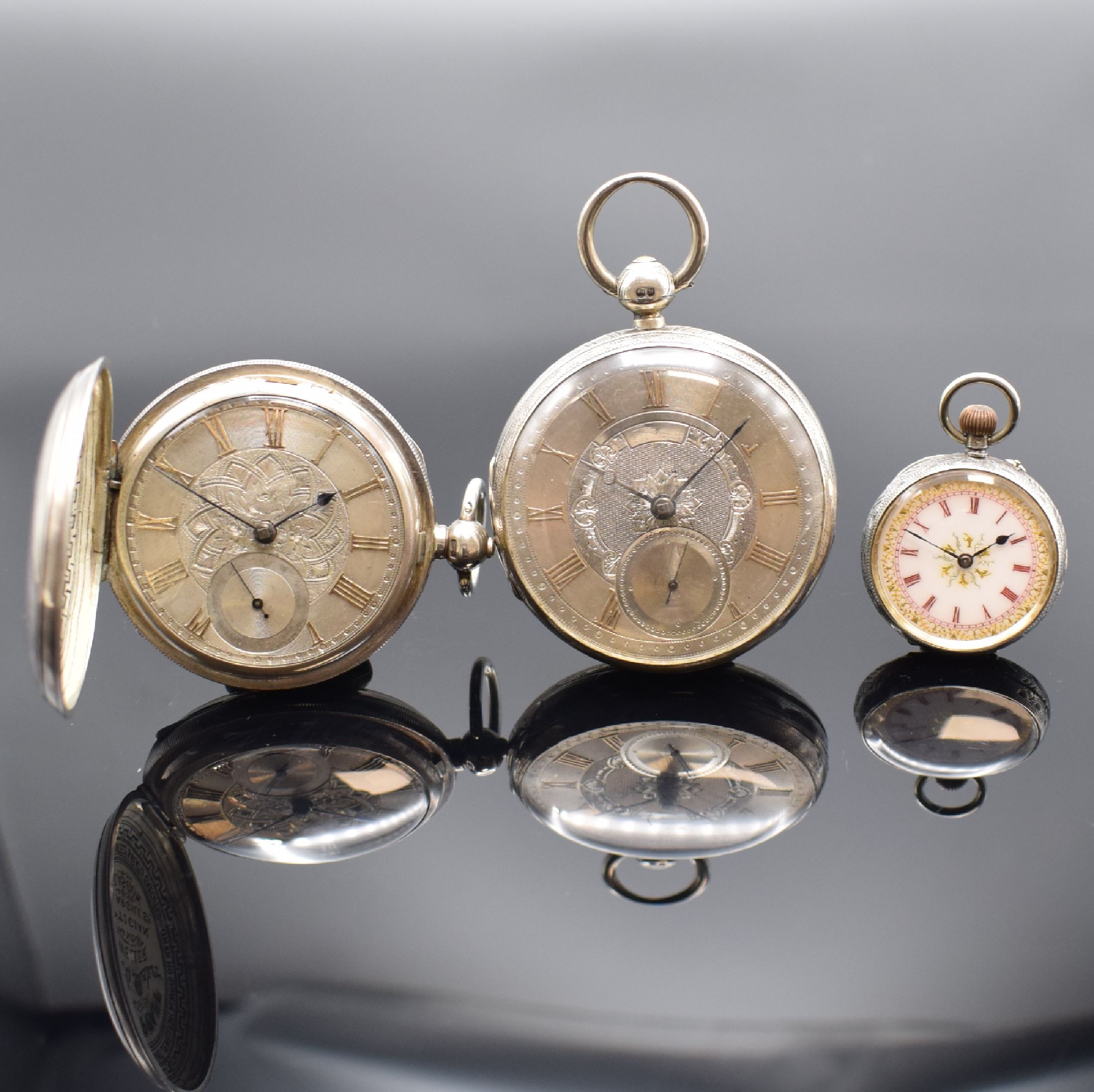 Konvolut 3 Silbertaschenuhren, Schweiz / England um 1880, 2 schwere, englische Taschenuhren mit Silber-Zifferblättern und röm. Goldzahlen, nach ...
