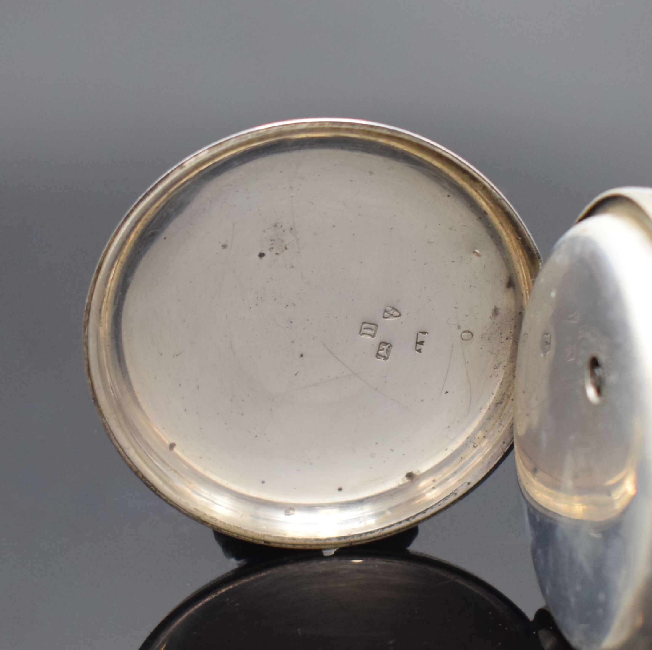 Detail c: Konvolut 3 Silbertaschenuhren, Schweiz / England um 1880, 2 schwere, englische Taschenuhren mit Silber-Zifferblättern und röm. Goldzahlen, nach ...