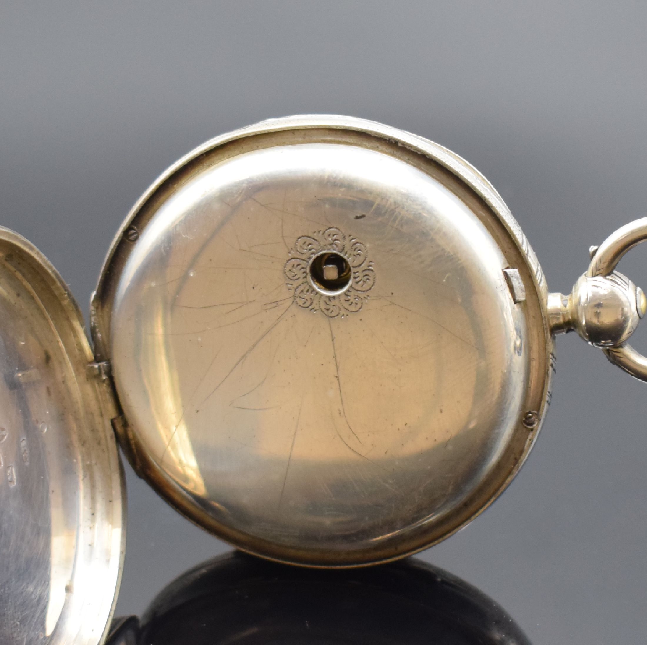 Detail d: Konvolut 3 Silbertaschenuhren, Schweiz / England um 1880, 2 schwere, englische Taschenuhren mit Silber-Zifferblättern und röm. Goldzahlen, nach ...