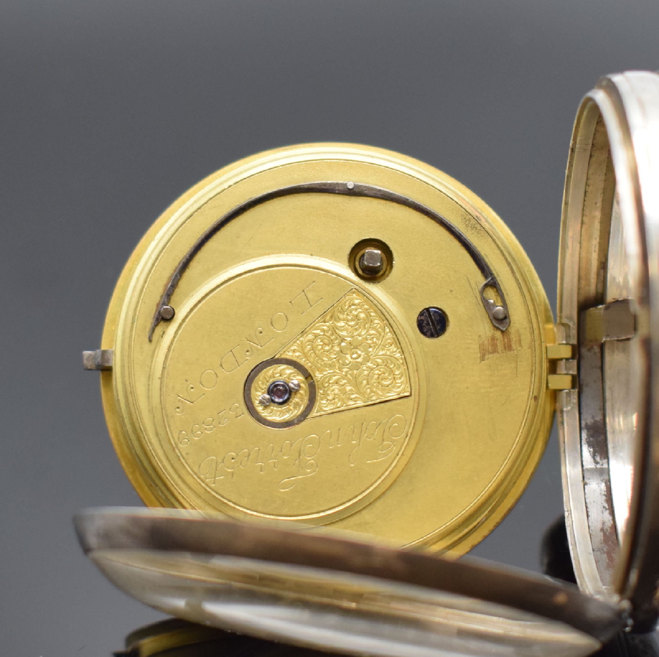 Detail e: Konvolut 3 Silbertaschenuhren, Schweiz / England um 1880, 2 schwere, englische Taschenuhren mit Silber-Zifferblättern und röm. Goldzahlen, nach ...