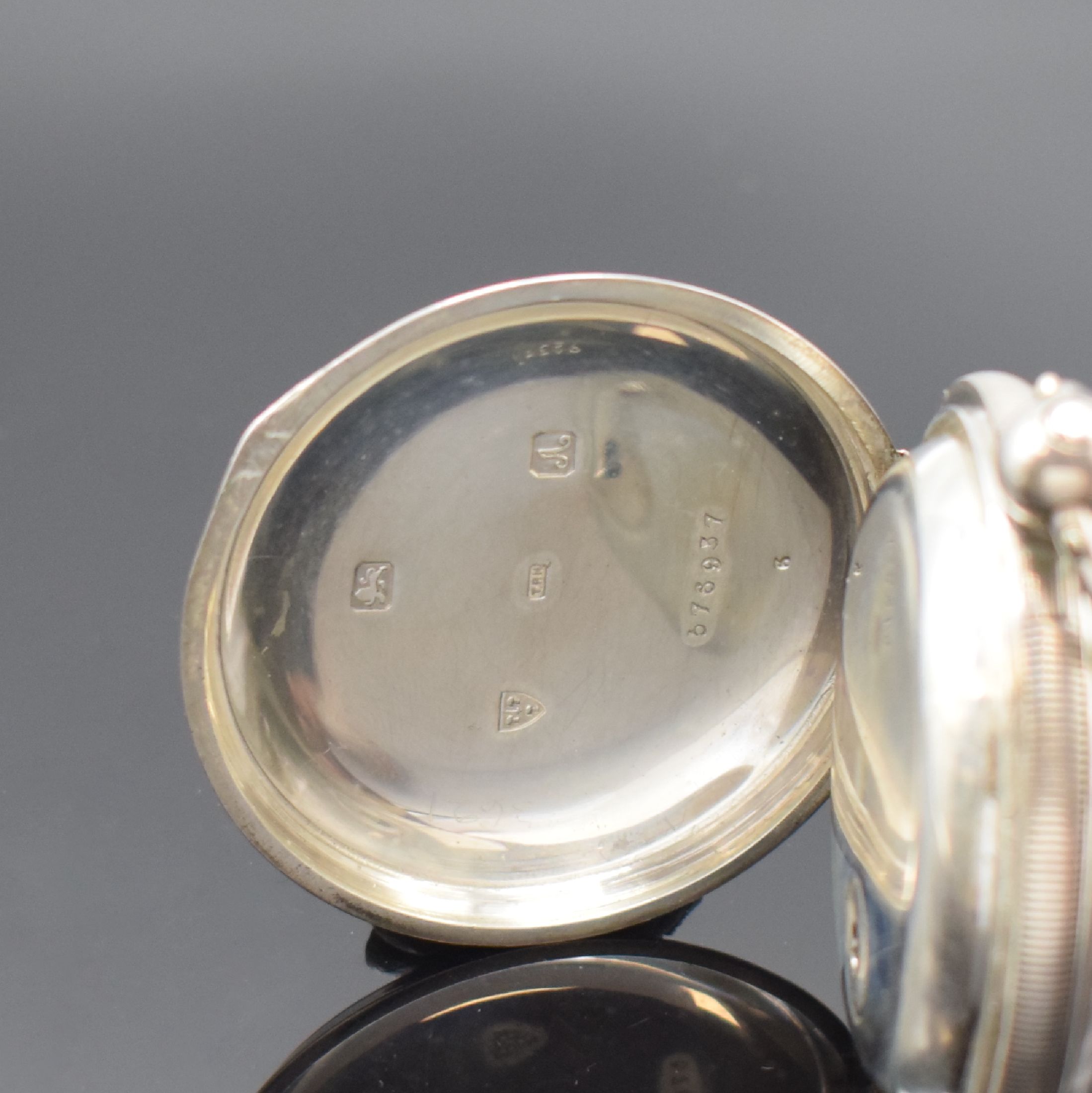 Detail k: Konvolut 3 Silbertaschenuhren, Schweiz / England um 1880, 2 schwere, englische Taschenuhren mit Silber-Zifferblättern und röm. Goldzahlen, nach ...