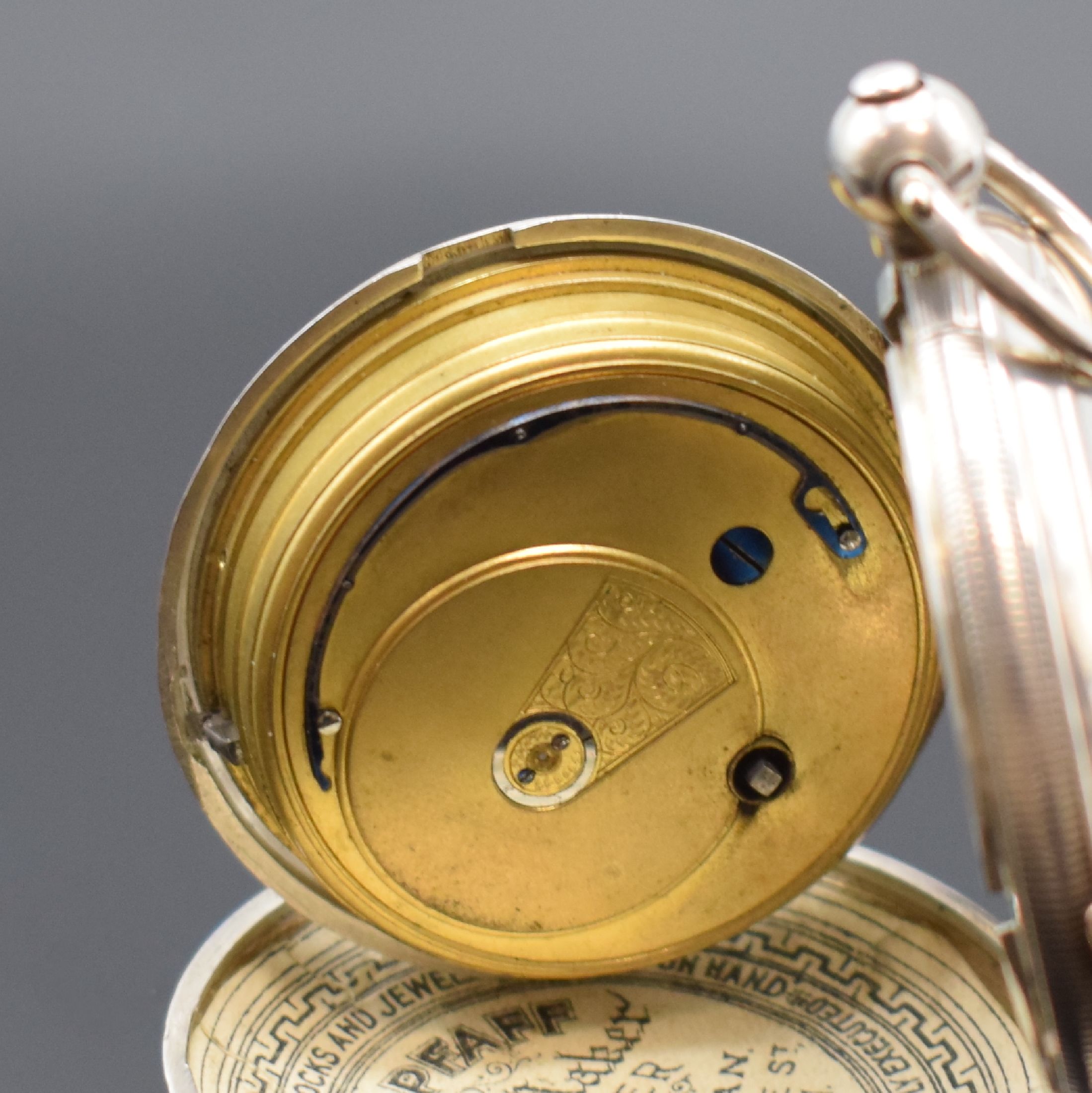 Detail l: Konvolut 3 Silbertaschenuhren, Schweiz / England um 1880, 2 schwere, englische Taschenuhren mit Silber-Zifferblättern und röm. Goldzahlen, nach ...