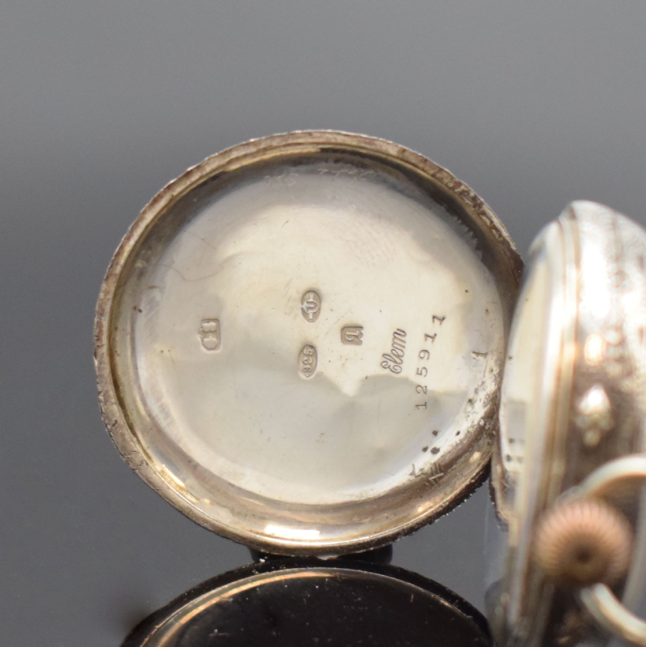 Detail q: Konvolut 3 Silbertaschenuhren, Schweiz / England um 1880, 2 schwere, englische Taschenuhren mit Silber-Zifferblättern und röm. Goldzahlen, nach ...