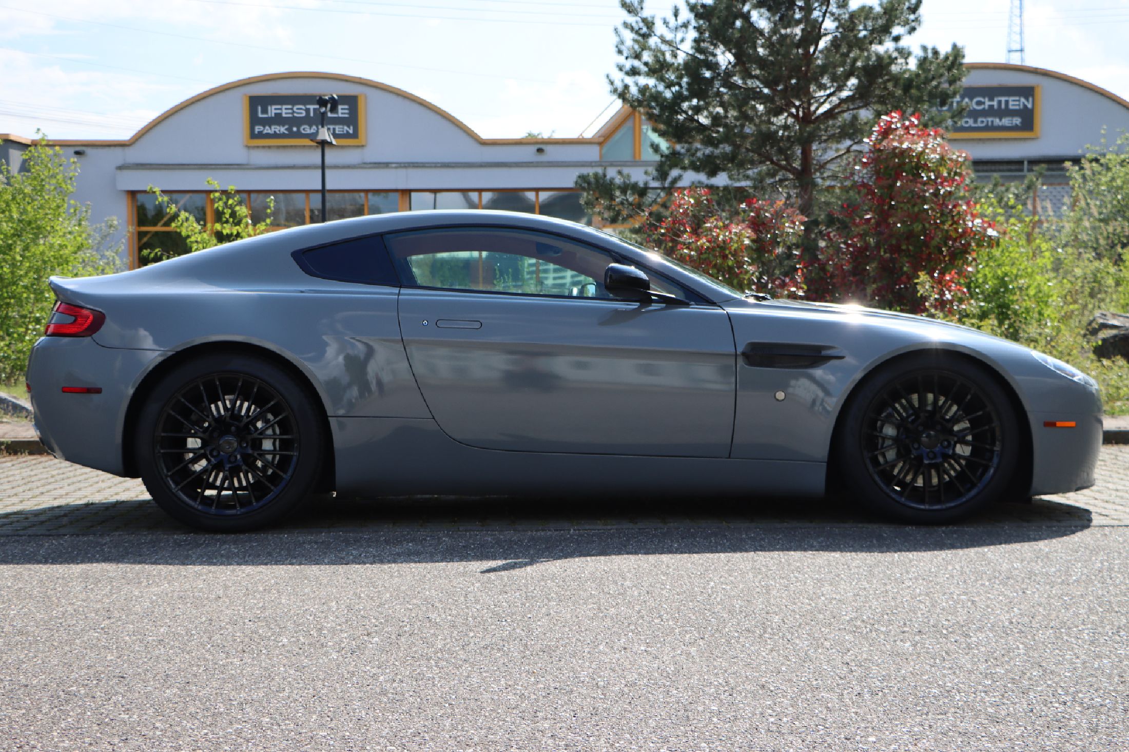 Detail a: Aston Martin V8 Vantage Coupé, Fahrgestellnummer: SCFBF03C39CG13269, EZ 04/2009, wohl 2. Hand - ein Eintrag in Deutschland, Laufleistung ca. 147.000 ...