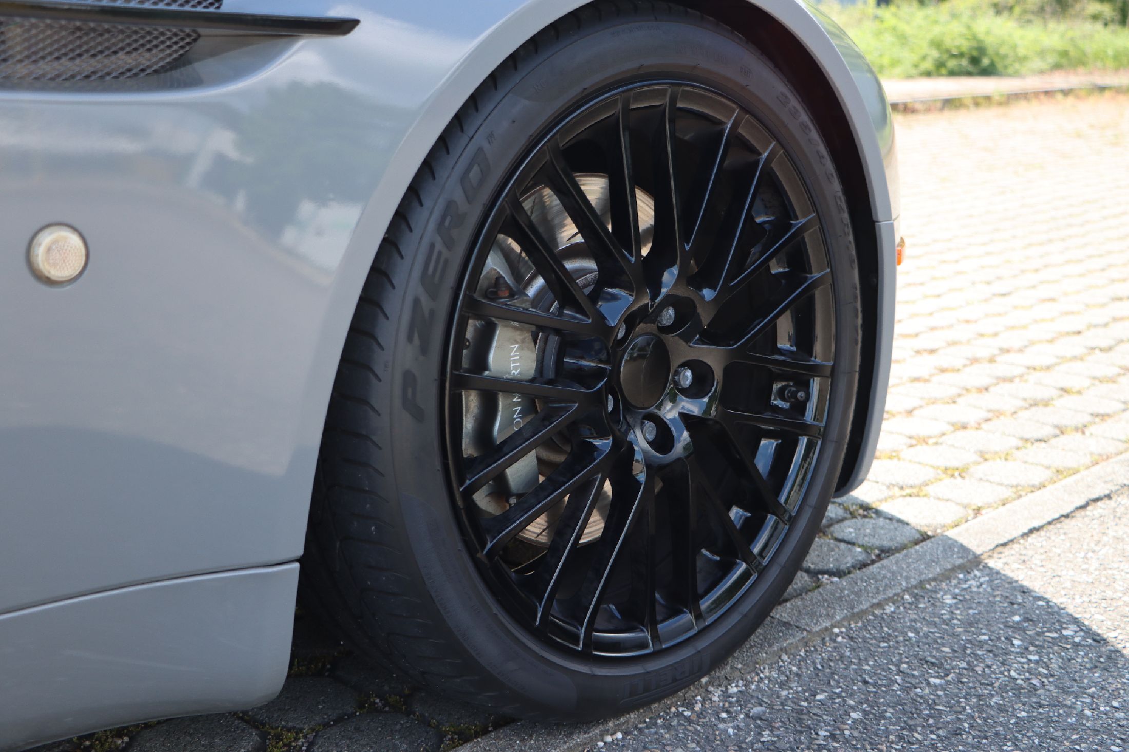 Detail d: Aston Martin V8 Vantage Coupé, Fahrgestellnummer: SCFBF03C39CG13269, EZ 04/2009, wohl 2. Hand - ein Eintrag in Deutschland, Laufleistung ca. 147.000 ...