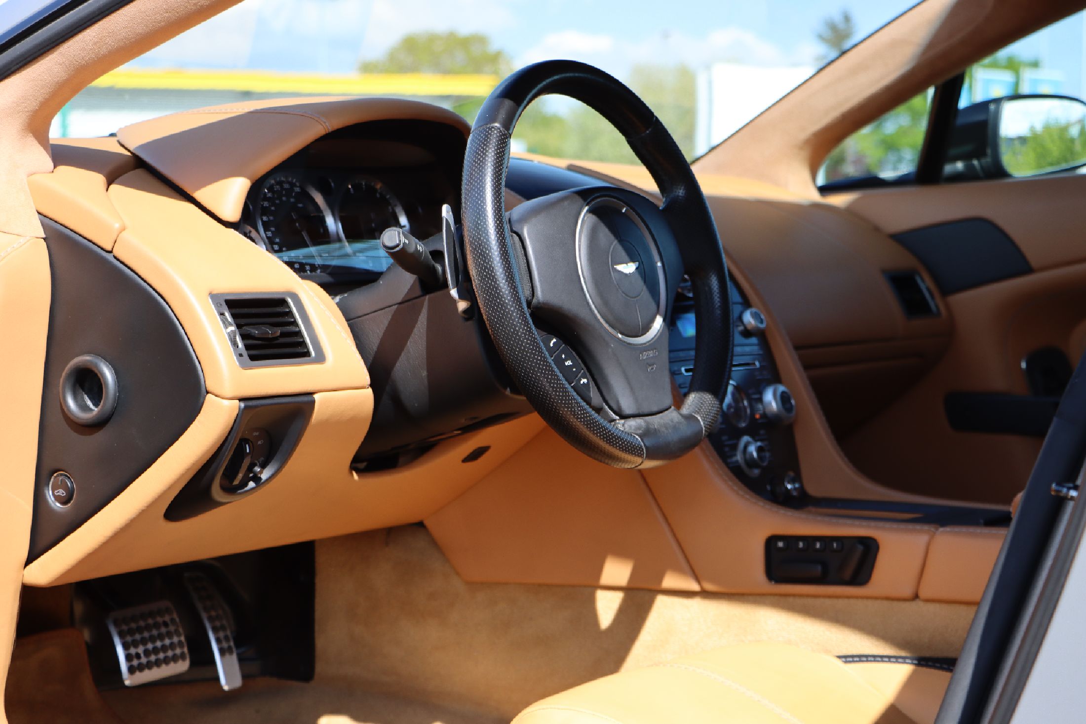 Detail e: Aston Martin V8 Vantage Coupé, Fahrgestellnummer: SCFBF03C39CG13269, EZ 04/2009, wohl 2. Hand - ein Eintrag in Deutschland, Laufleistung ca. 147.000 ...