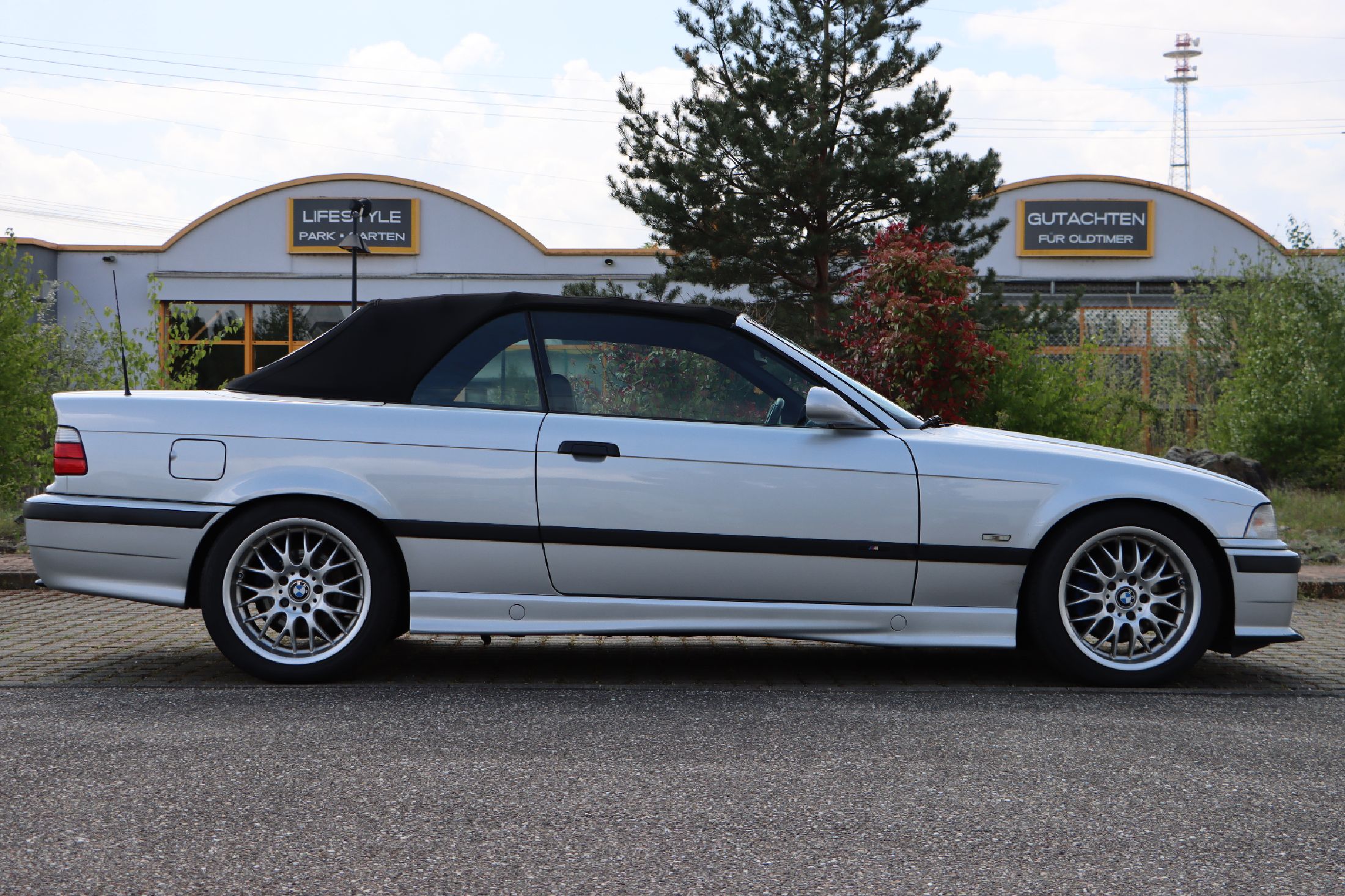 Detail b: BMW 320i E36 Cabriolet, Fahrgestellnummer: WBABJ31050ER17473, EZ 10/1998, Laufleistung ca. 200.500 km abgelesen, HU 05/2024, 110 kW/150 PS, ...