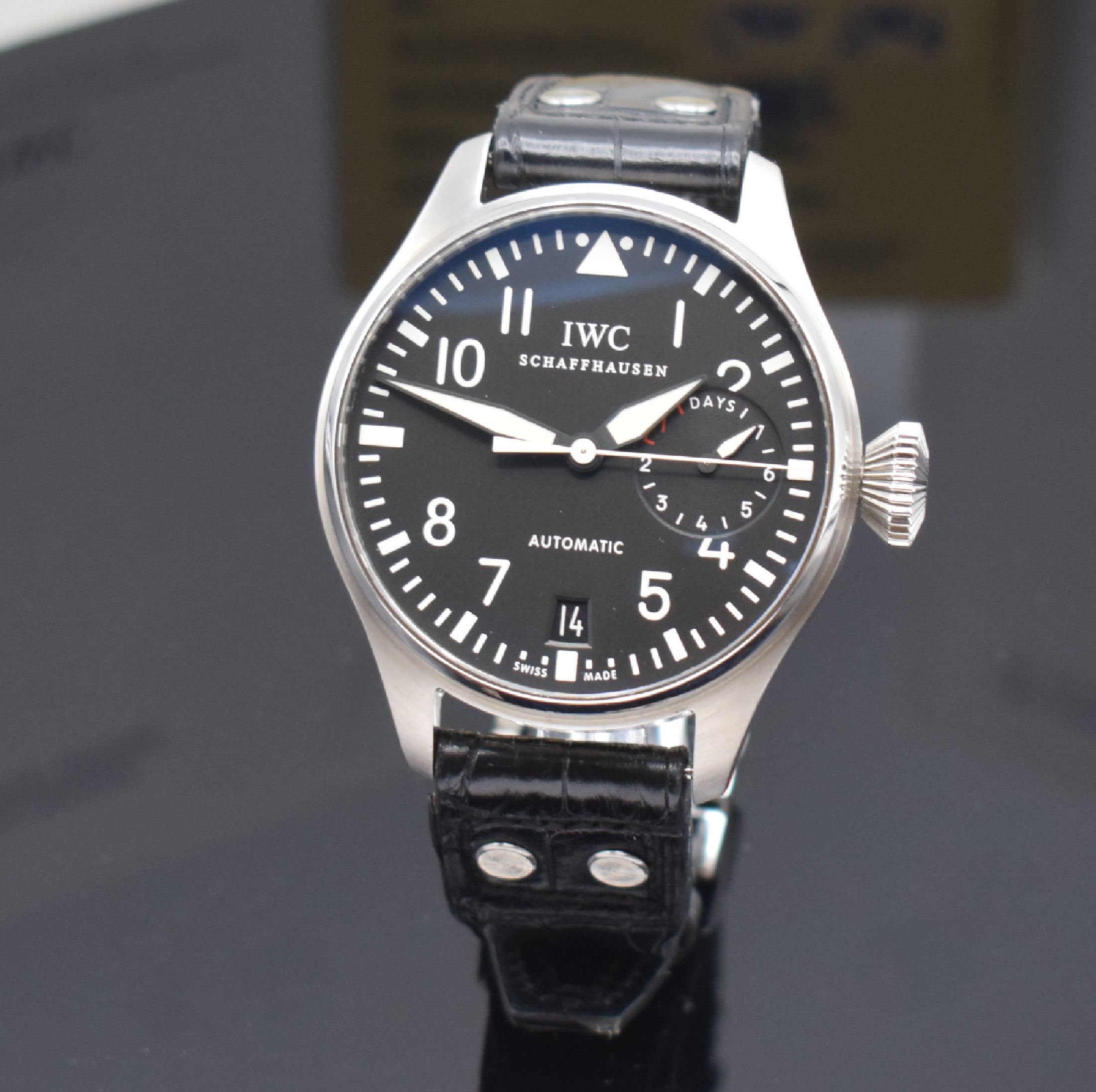 Detail a: IWC große Fliegeruhr Herrenarmbanduhr Referenz IW500401, Automatik, verschr. Stahlgehäuse m. Weicheisen-Innengeh., orig. Lederband m. orig. ...