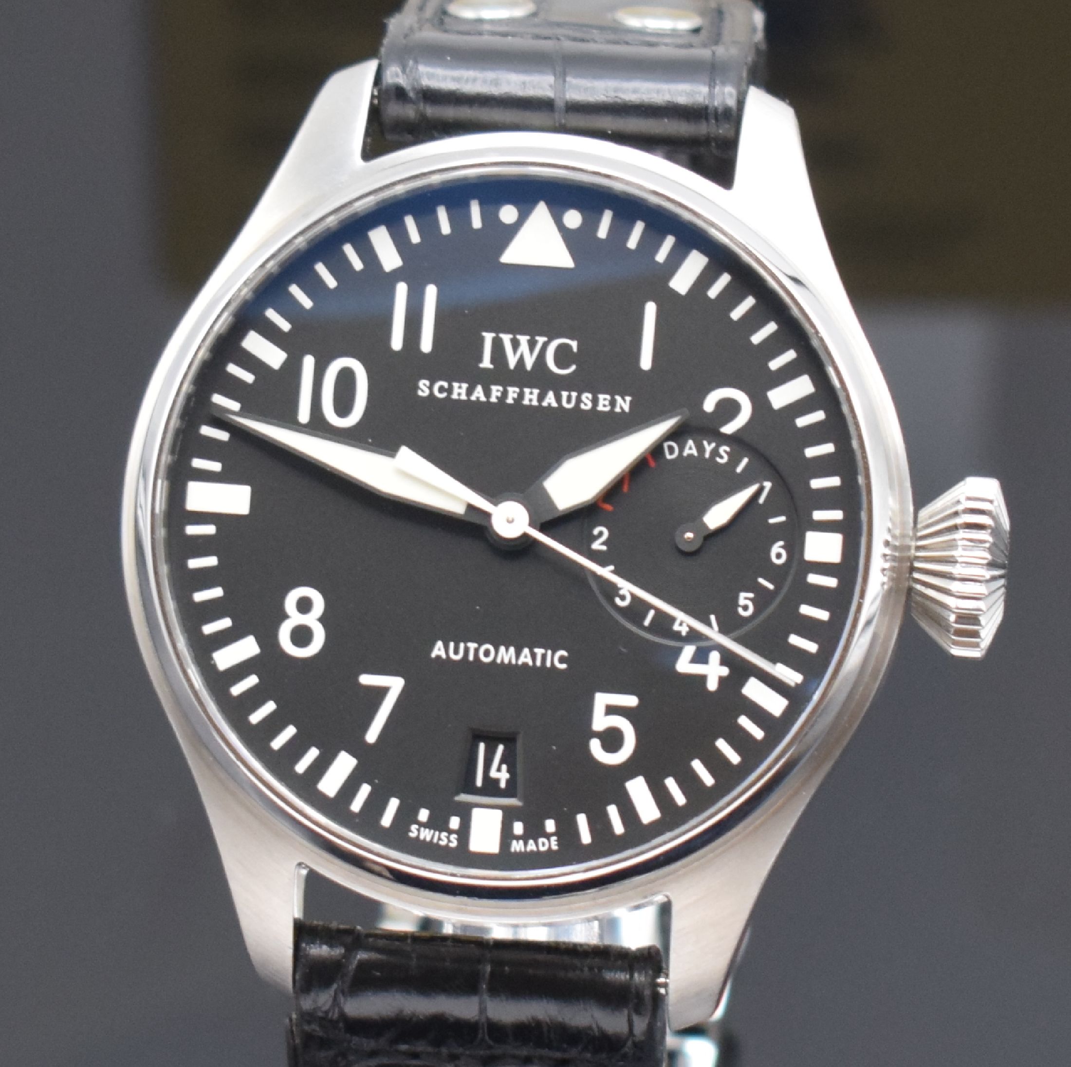Detail b: IWC große Fliegeruhr Herrenarmbanduhr Referenz IW500401, Automatik, verschr. Stahlgehäuse m. Weicheisen-Innengeh., orig. Lederband m. orig. ...