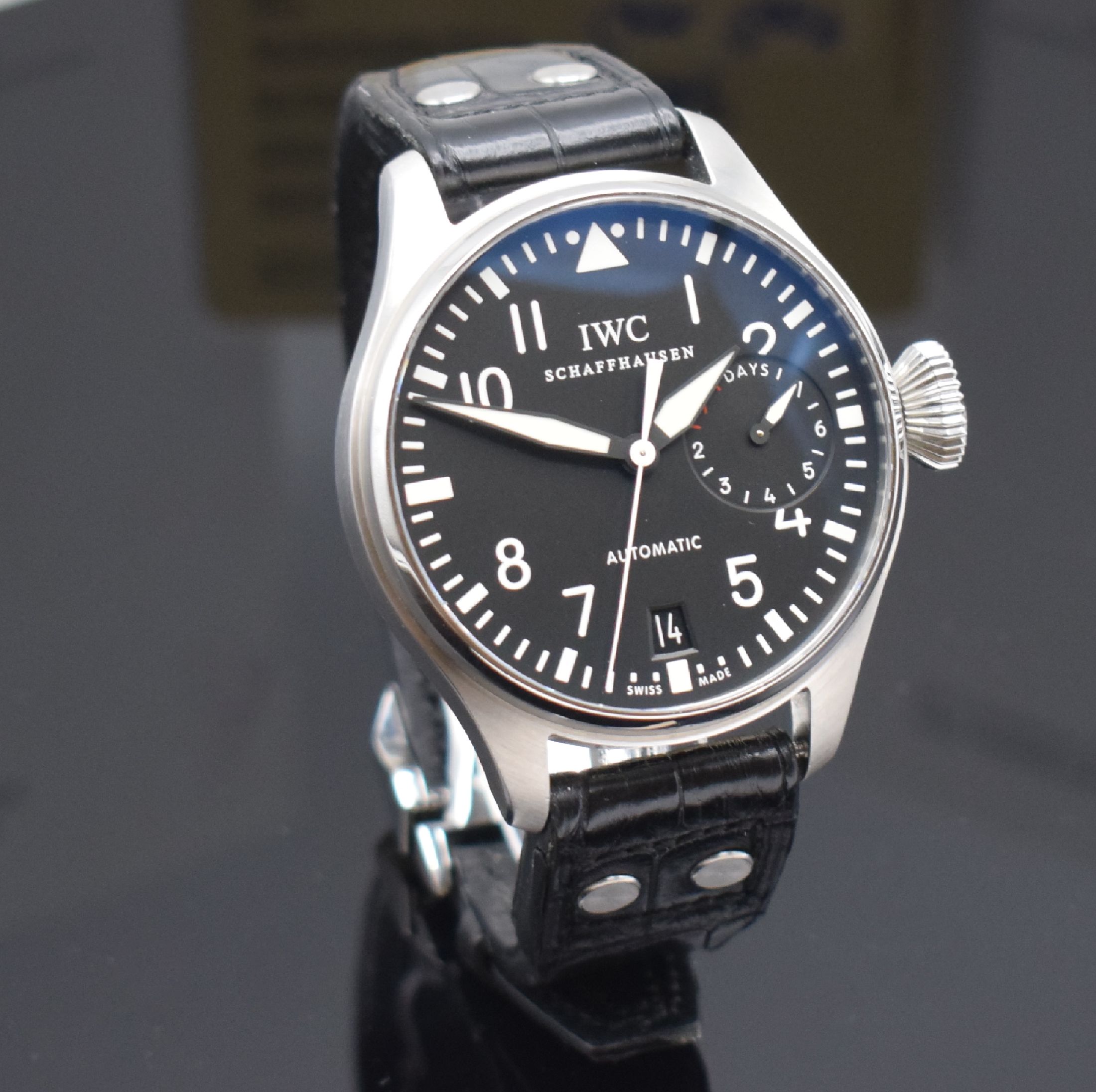 Detail d: IWC große Fliegeruhr Herrenarmbanduhr Referenz IW500401, Automatik, verschr. Stahlgehäuse m. Weicheisen-Innengeh., orig. Lederband m. orig. ...